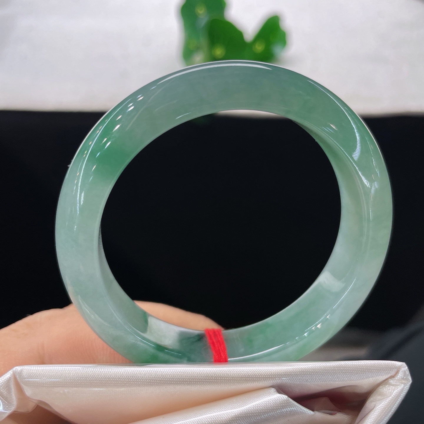 【翡翠手镯】圈口52/12.3/8.2，晴底飘绿正圈，51/52可戴，仿若幽潭含翠，质地澄澈莹润。通体晕染清润湖绿。无裂。
