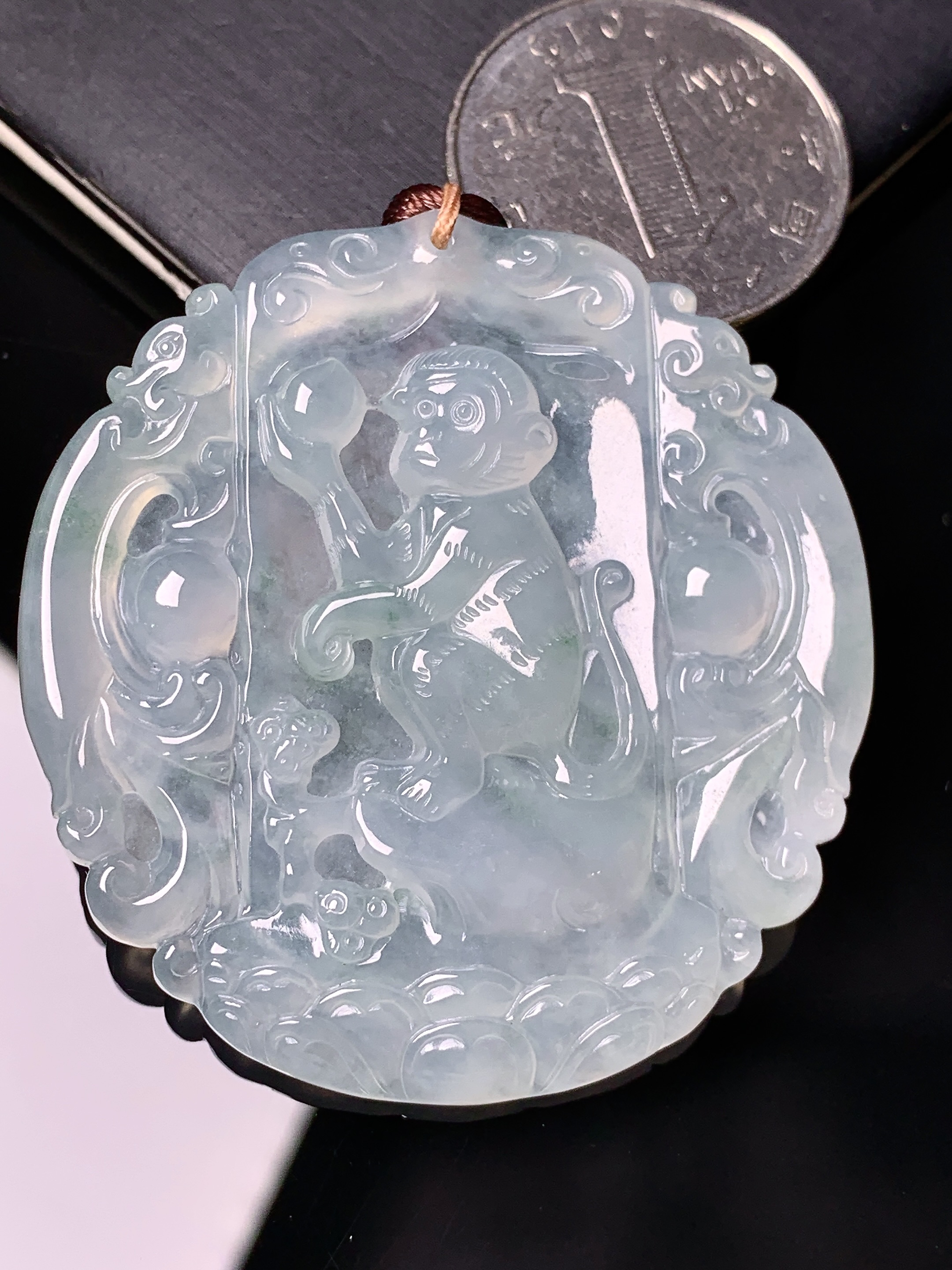 冰种生肖猴子吊坠 玉质细腻 色泽艳丽清新 水润亮眼 整体尺寸49*46.5*5.5 b2