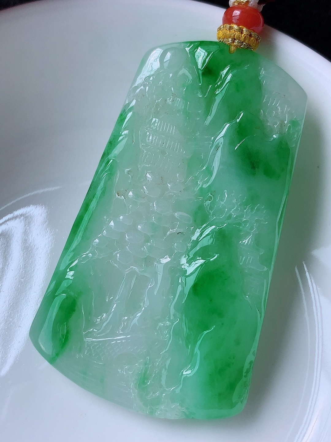 冰飘绿山水牌挂件 色泽鲜艳 底子细腻水润 佩戴简单大方，55-33.8-4.6