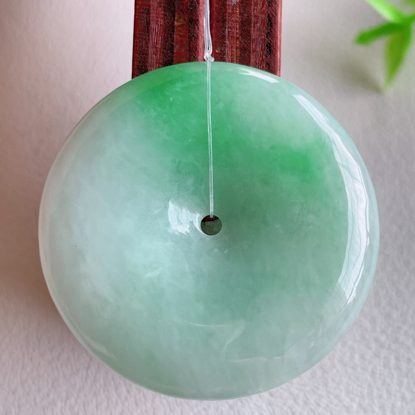 冰润飘绿平安扣吊坠，厚装饱满，冰润剔透，细腻水足，种质润泽，飘花灵动，佩戴优雅大气，W49.14 尺