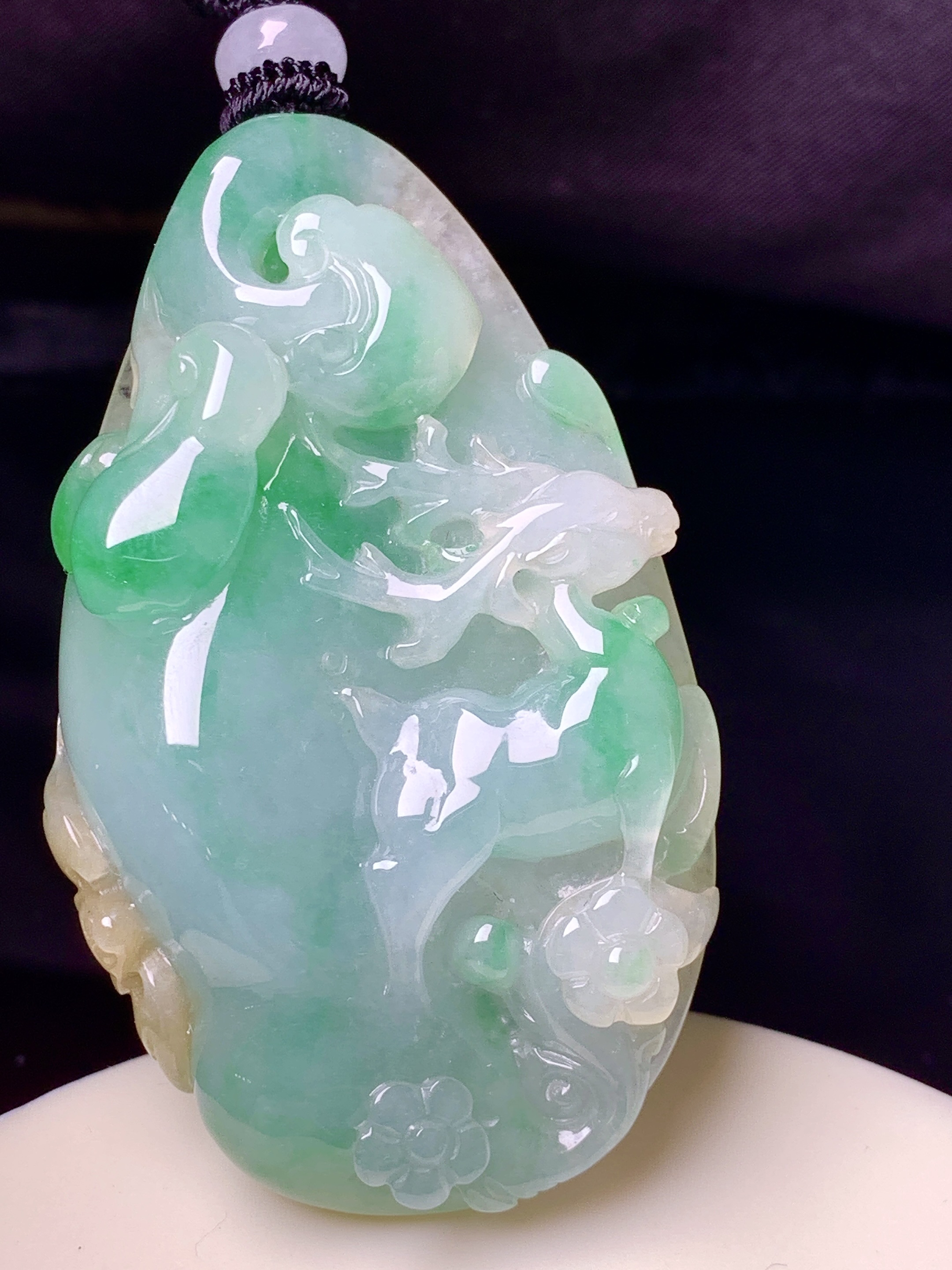 飘绿梅花鹿牌吊坠 玉质细腻 色泽艳丽清新 水润亮眼 整体尺寸55.2*32.8*11.5 L1