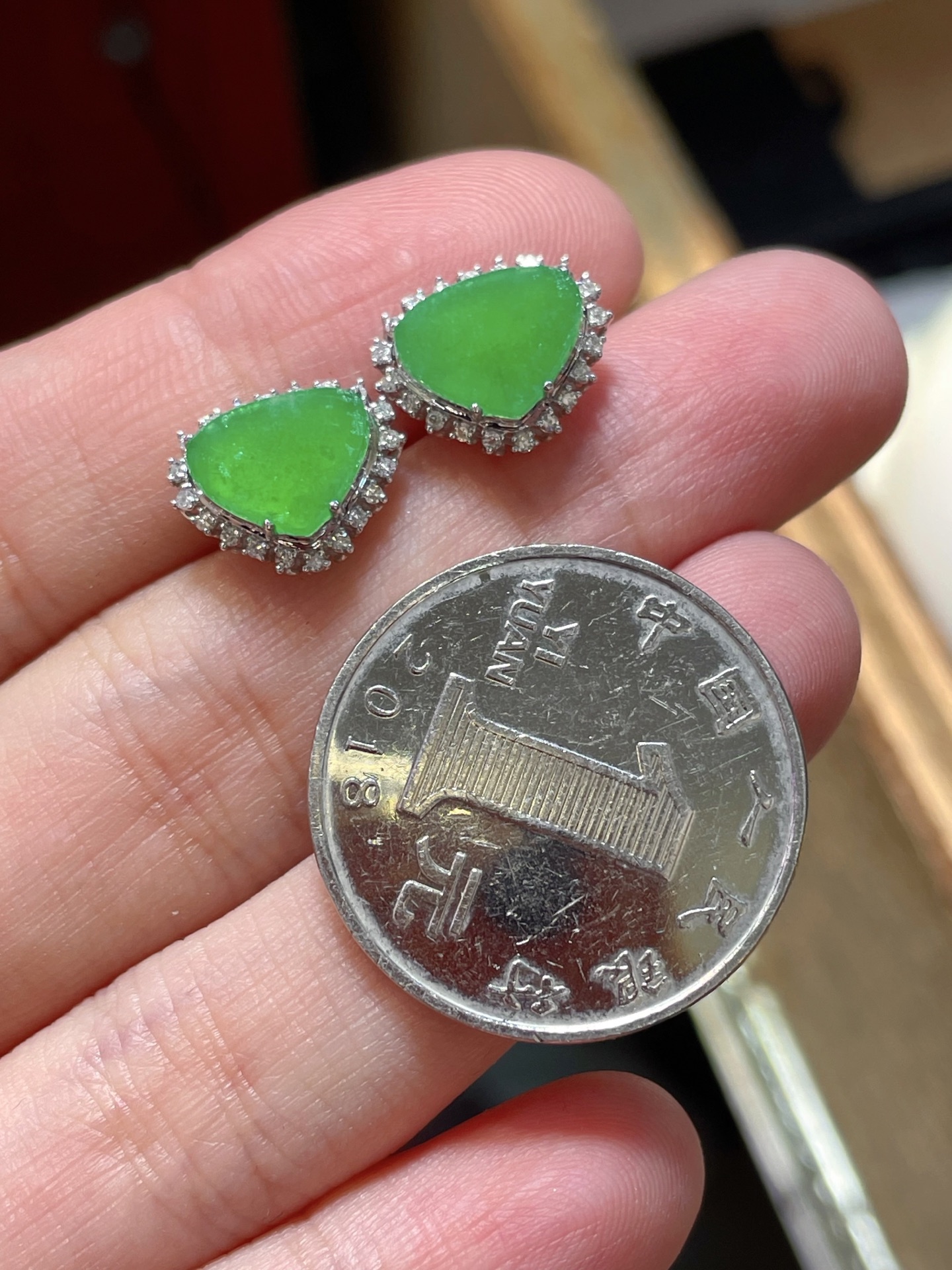 ️性比精品阳绿翡翠爱心耳钉，爱意满满18k真金真钻镶嵌，料子干净起光精品质量，佩戴时尚优雅，10.