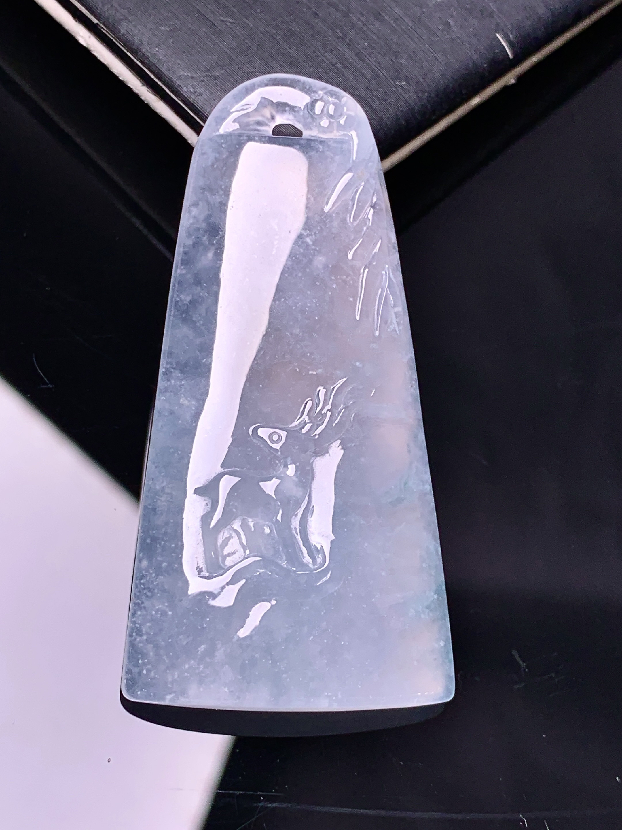 冰种鹿牌吊坠 玉质细腻 色泽艳丽清新 水润亮眼 整体尺寸49*24.8*5.5 y5