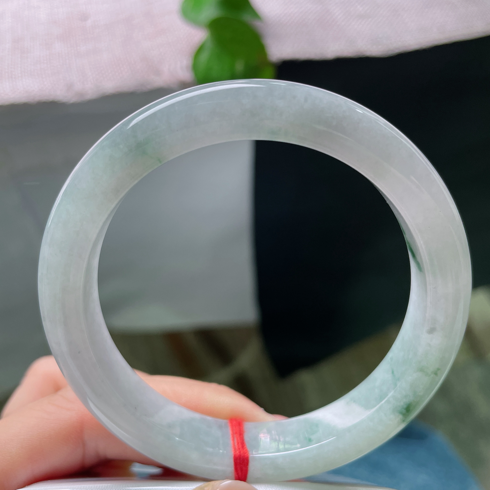 57.7/11.2/9.2，飘花正圈冰底凝翠，柔光漫过素玉圆镯，零星绿丝随性晕开，将一池清潭绿意收于