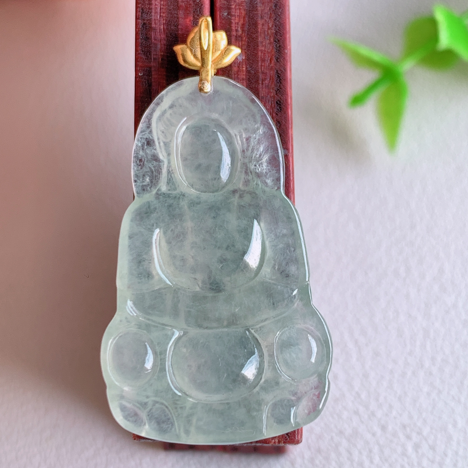 18k金扣冰润精雕观音吊坠，法相端庄大气，工艺精湛，种色浓郁，细腻饱满冰润，种老水足，收藏佳品，佩戴大气  W03.14 整体尺寸：37.5-19-3.5mm  裸石尺寸：31.3-19-3.5mm