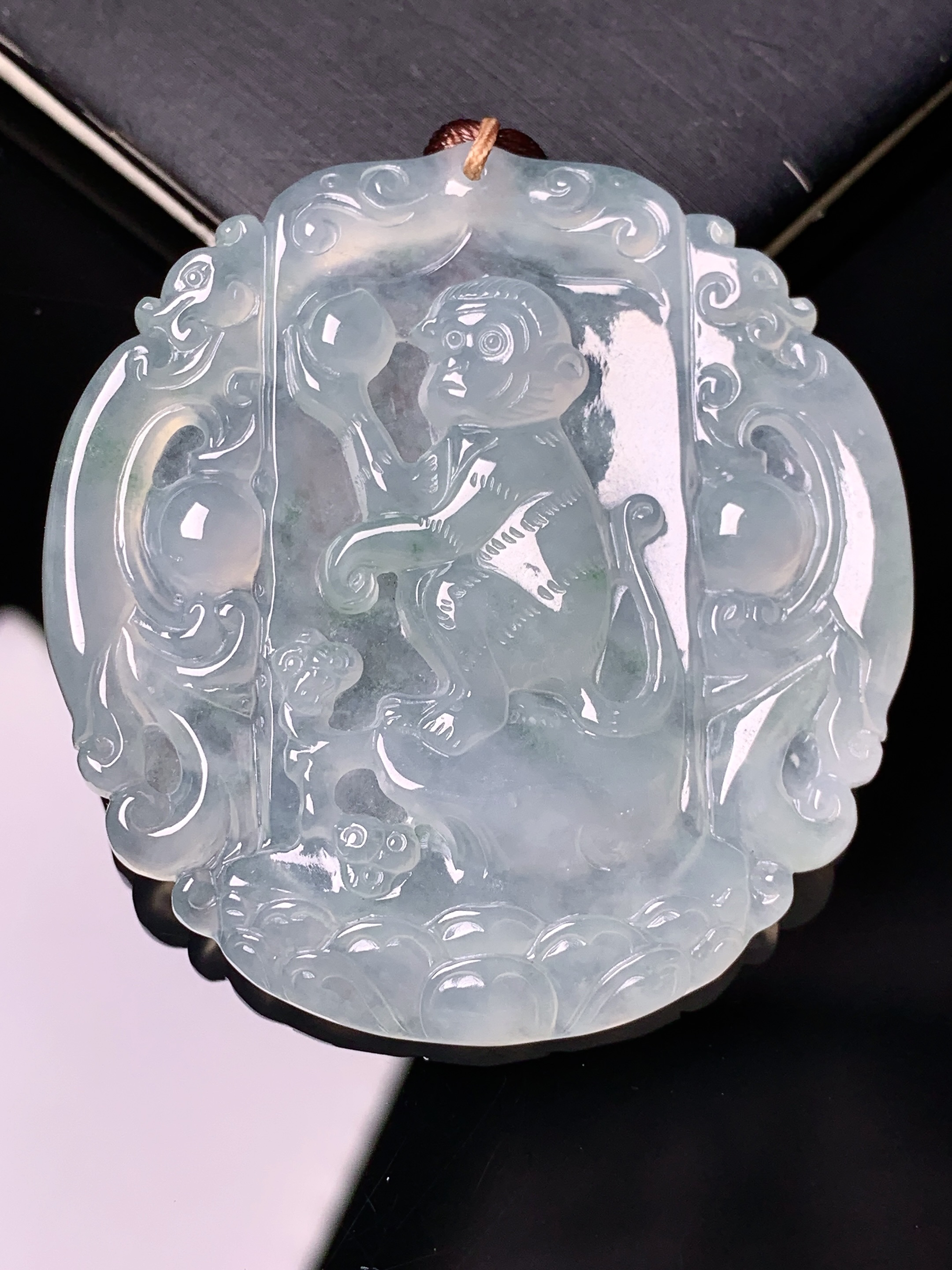 冰种生肖猴子吊坠 玉质细腻 色泽艳丽清新 水润亮眼 整体尺寸49*46.5*5.5 b2