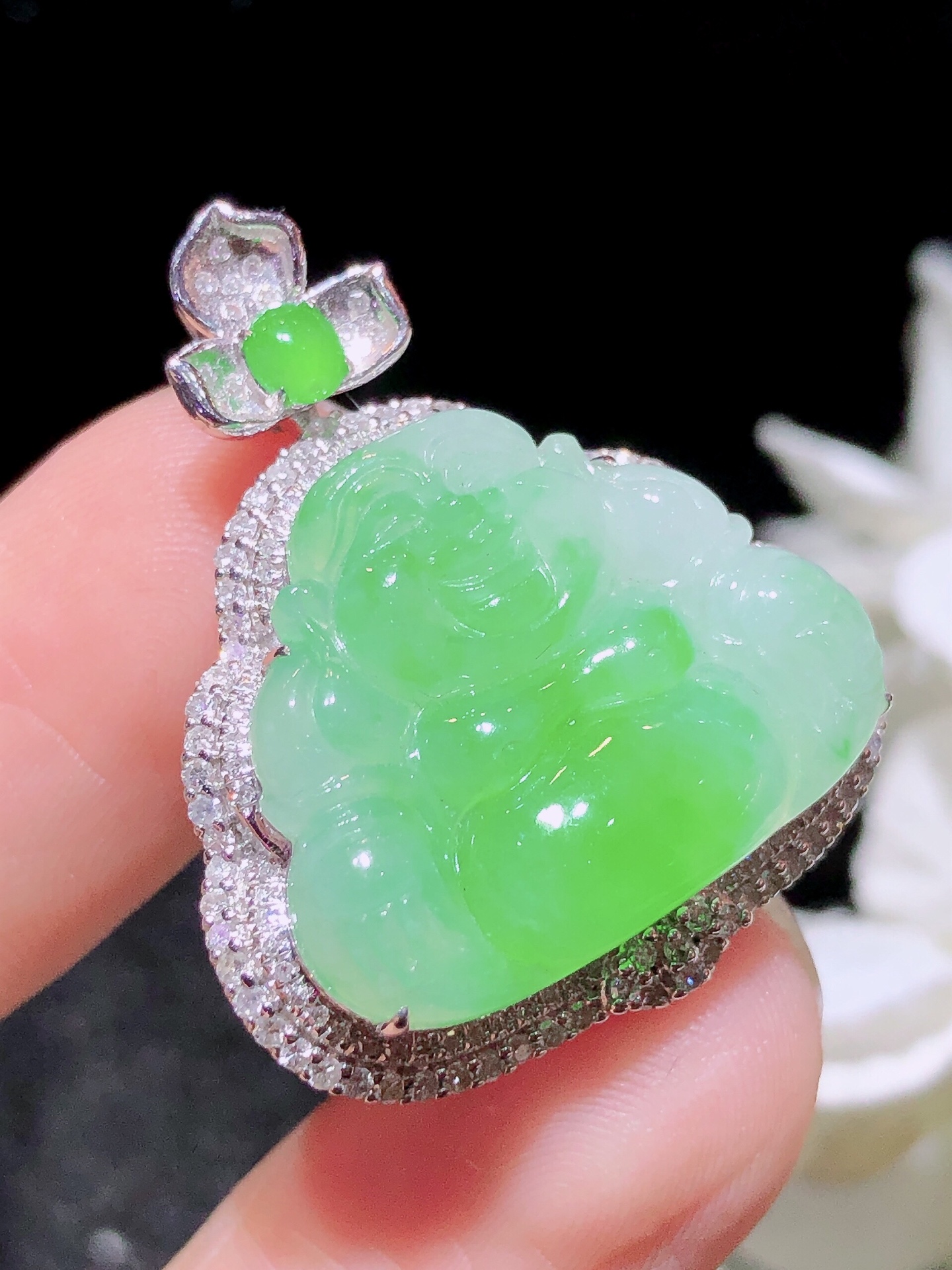 18K金镶 冰绿佛公吊坠 无裂 水润色艳 品相饱满 配送银链苹果拍摄，实物更好看，29.3-25.4-10.2