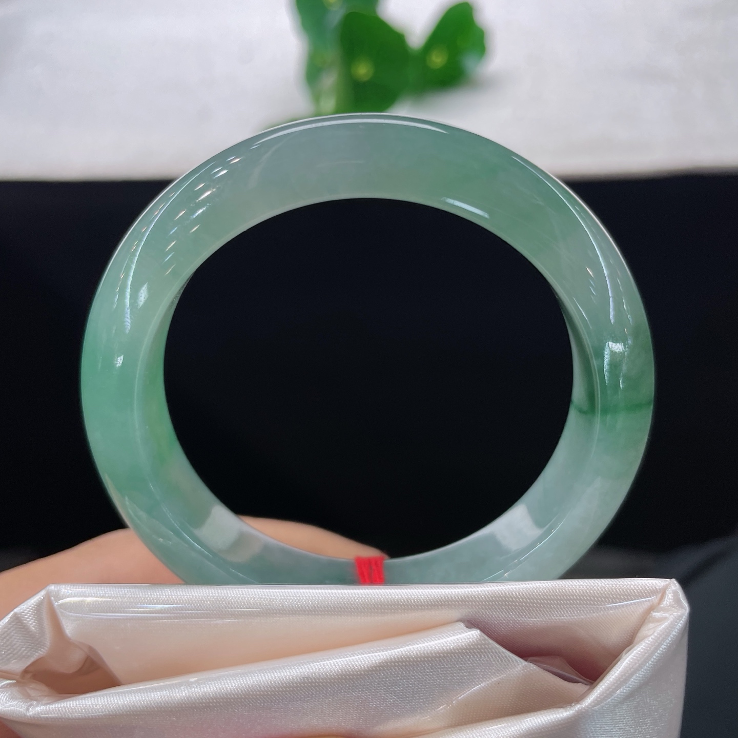 【翡翠手镯】圈口52/12.3/8.2，晴底飘绿正圈，51/52可戴，仿若幽潭含翠，质地澄澈莹润。通体晕染清润湖绿。无裂。