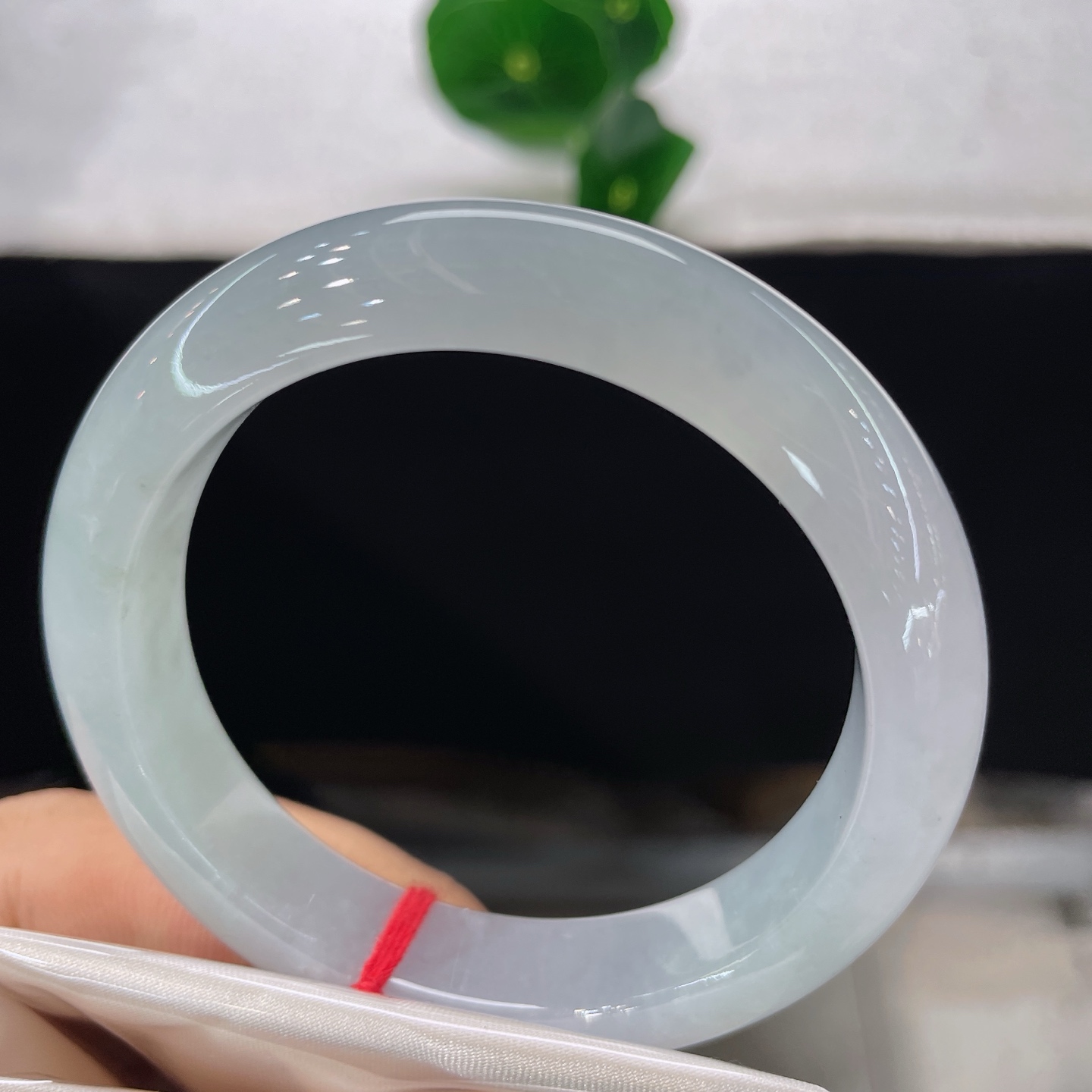 翡翠手镯 圈口54.4/12.1/8.8，冰晴底正圈，54/55可戴，素镯凝寒水，清辉自宛然。无裂。