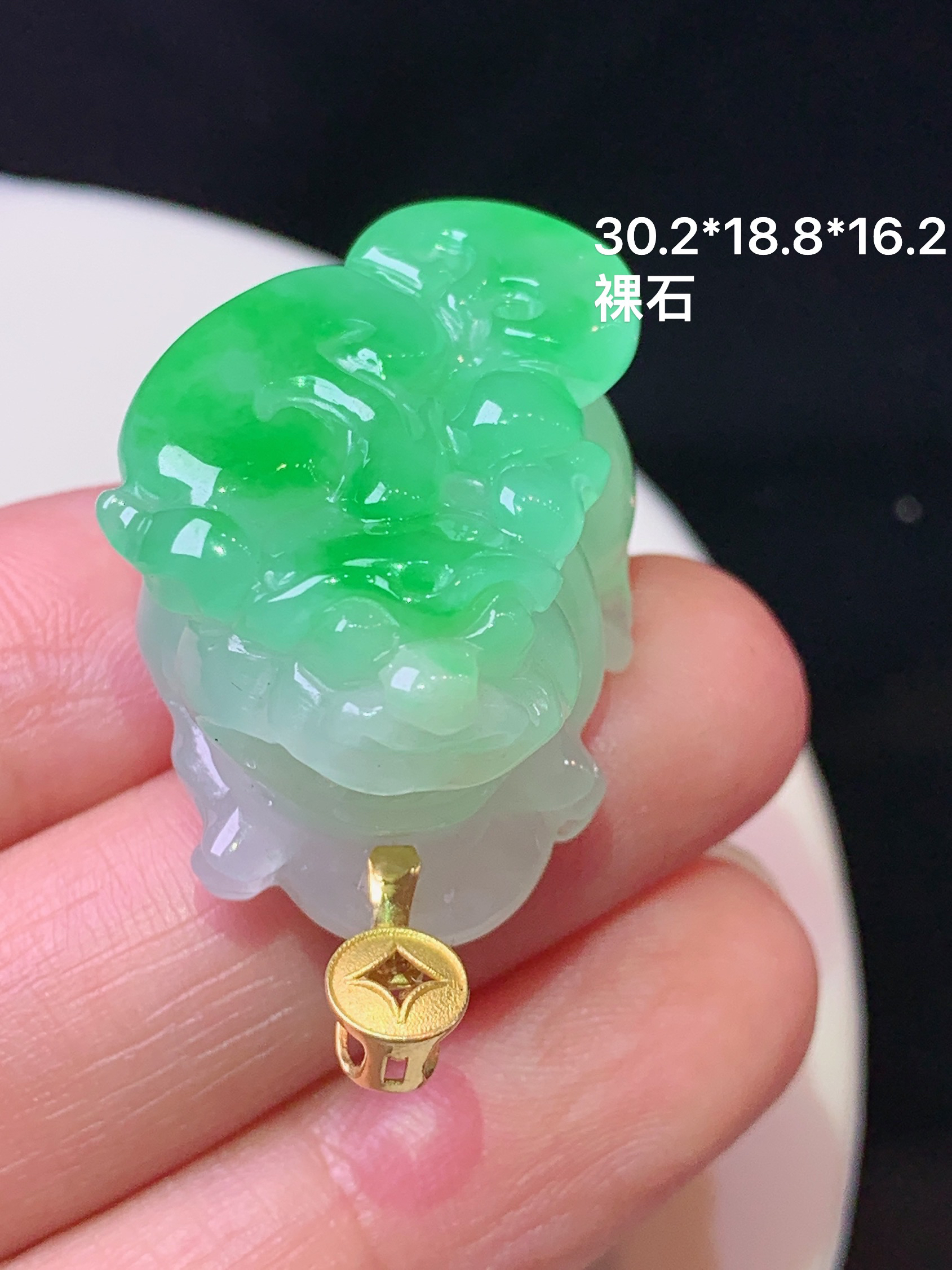 18k金镶嵌阳绿貔貅吊坠 玉质细腻 色泽艳丽清新 水润亮眼 整体尺寸30.2*18.8*16.2 a5