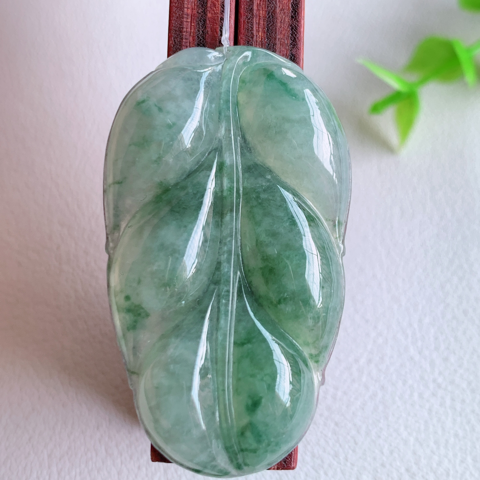 冰润飘花金枝玉叶翡翠吊坠  老种起胶感  飘花灵动  寓意“金枝玉叶，大业有成，一夜成名”  饱满大气，水润通透。W49.17 尺寸：42.8-25-6mm