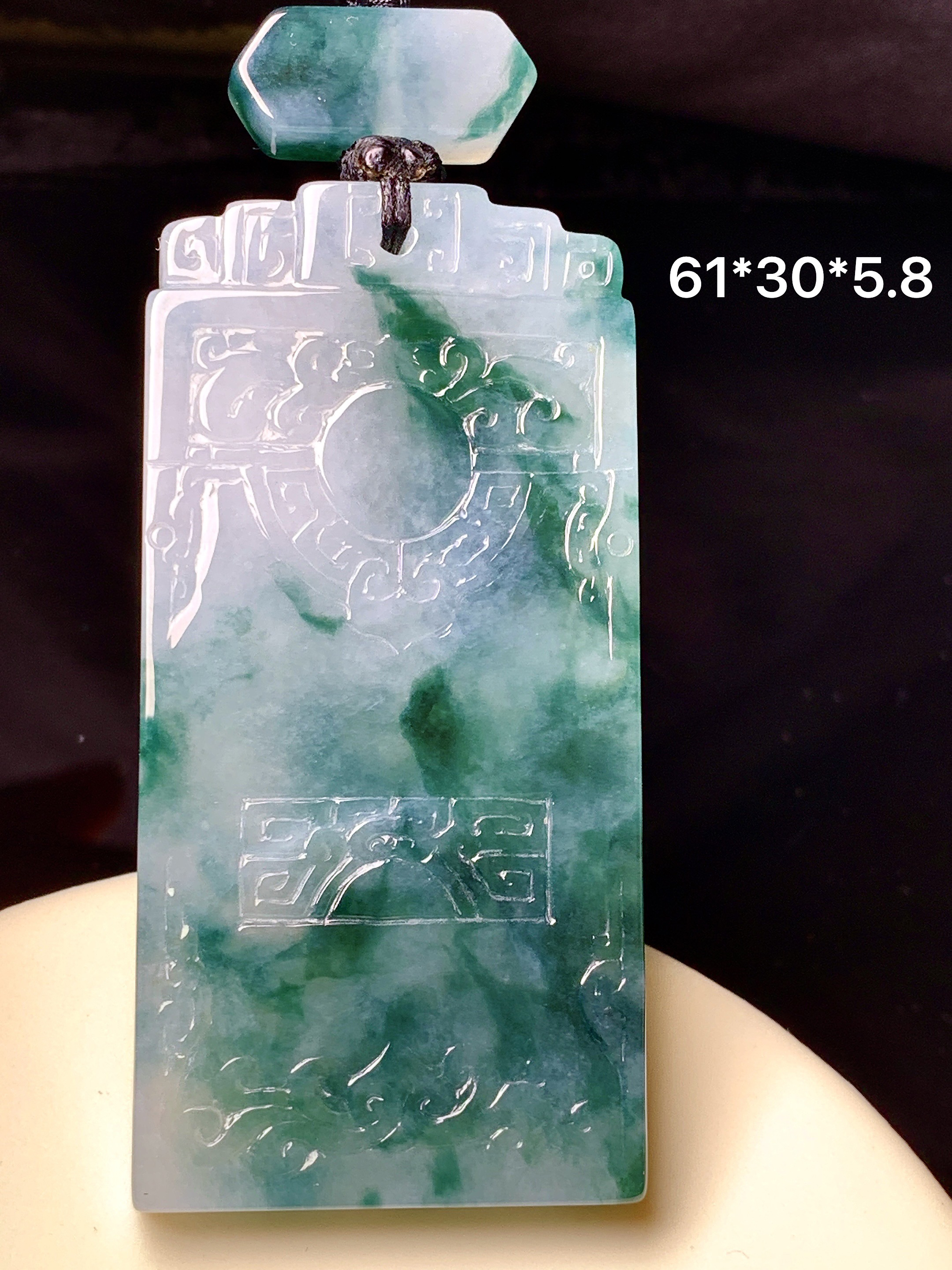 飘绿无事牌吊坠 玉质细腻 色泽艳丽清新 水润亮眼 整体尺寸61*30*5.5 L1
