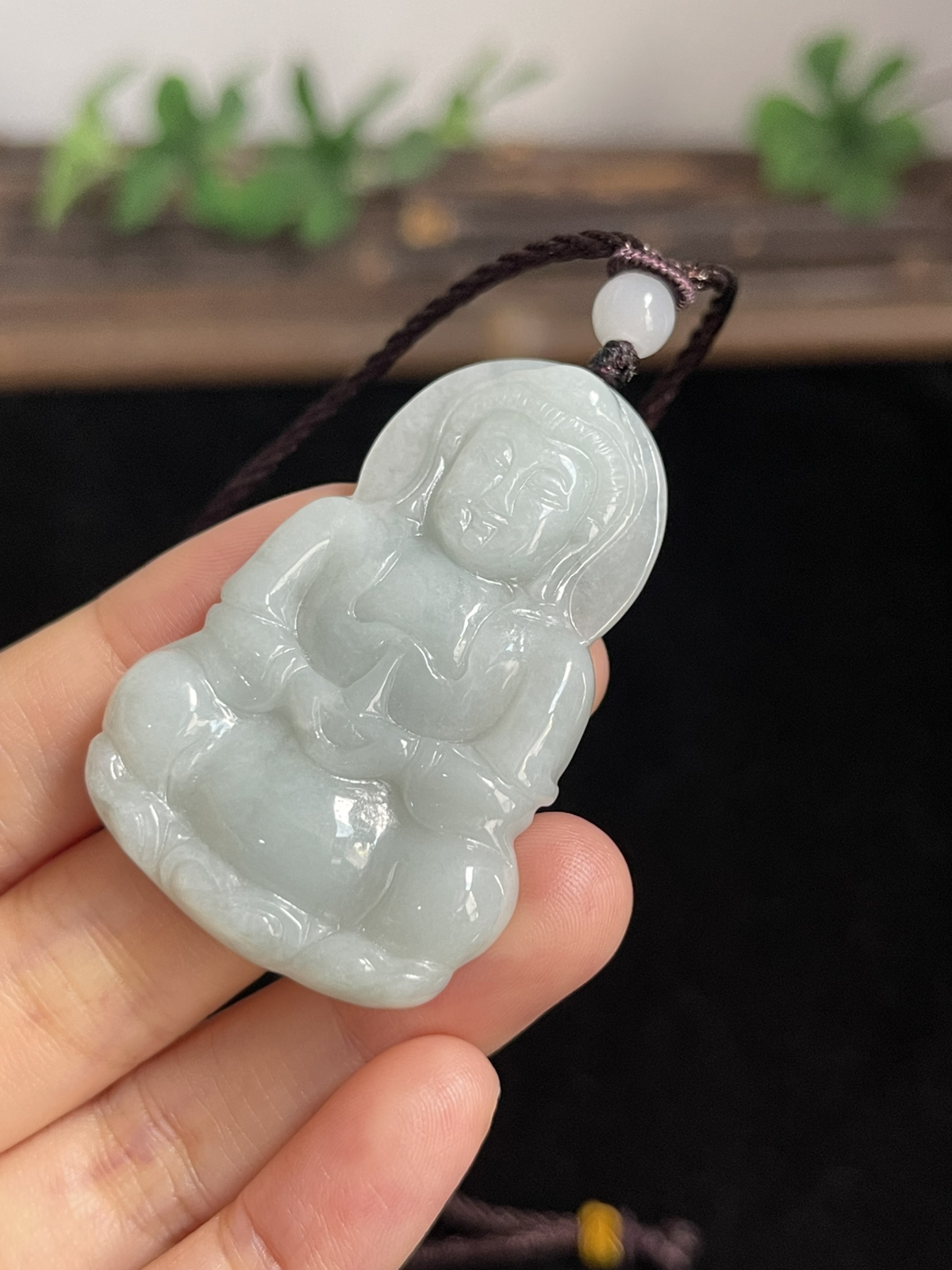 翡翠糯化种淡绿色吊坠，配珠未测