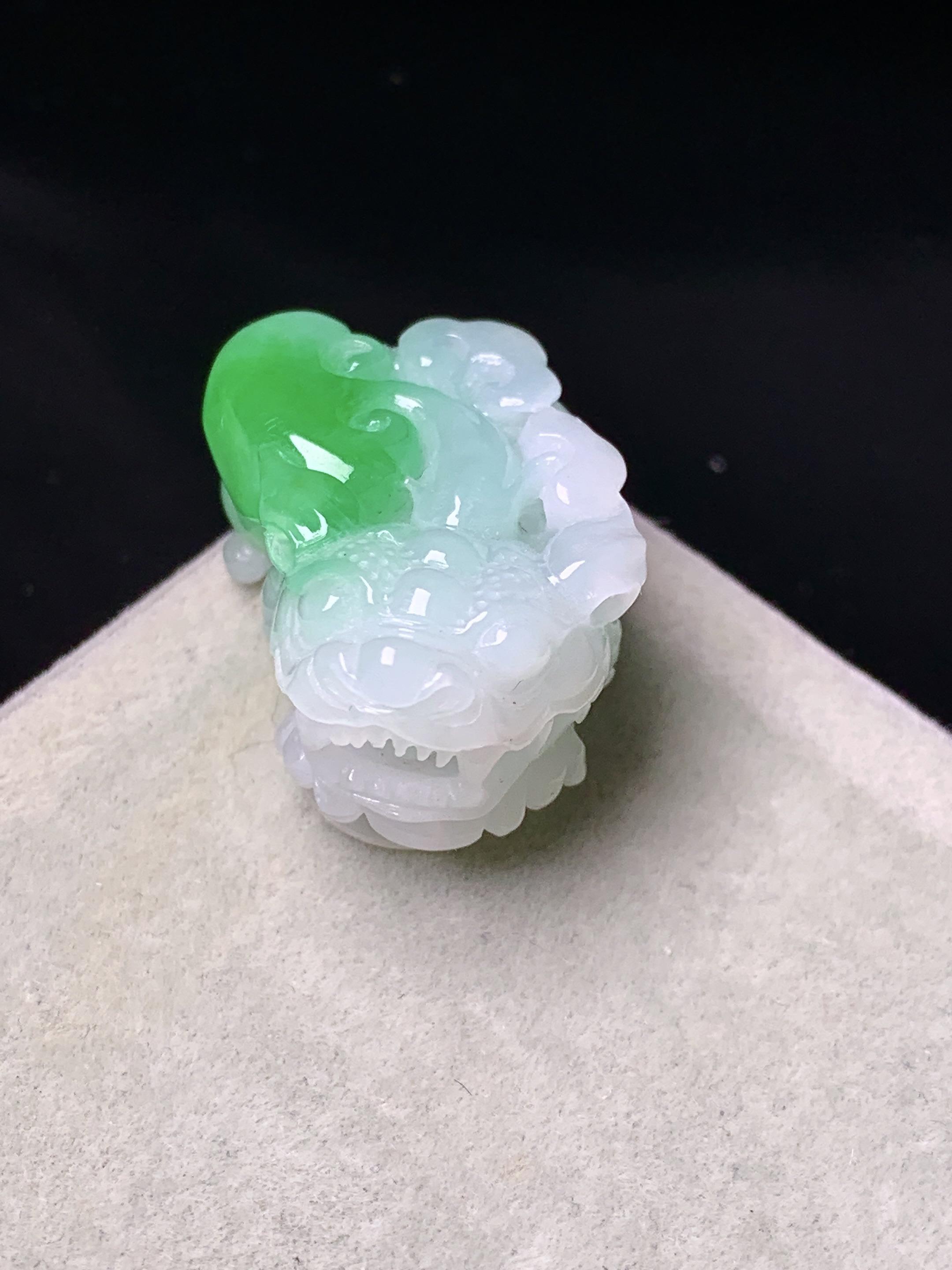 飘绿貔貅吊坠 玉质细腻 色泽艳丽清新 水润亮眼 整体尺寸27*17.2*12.5 c4