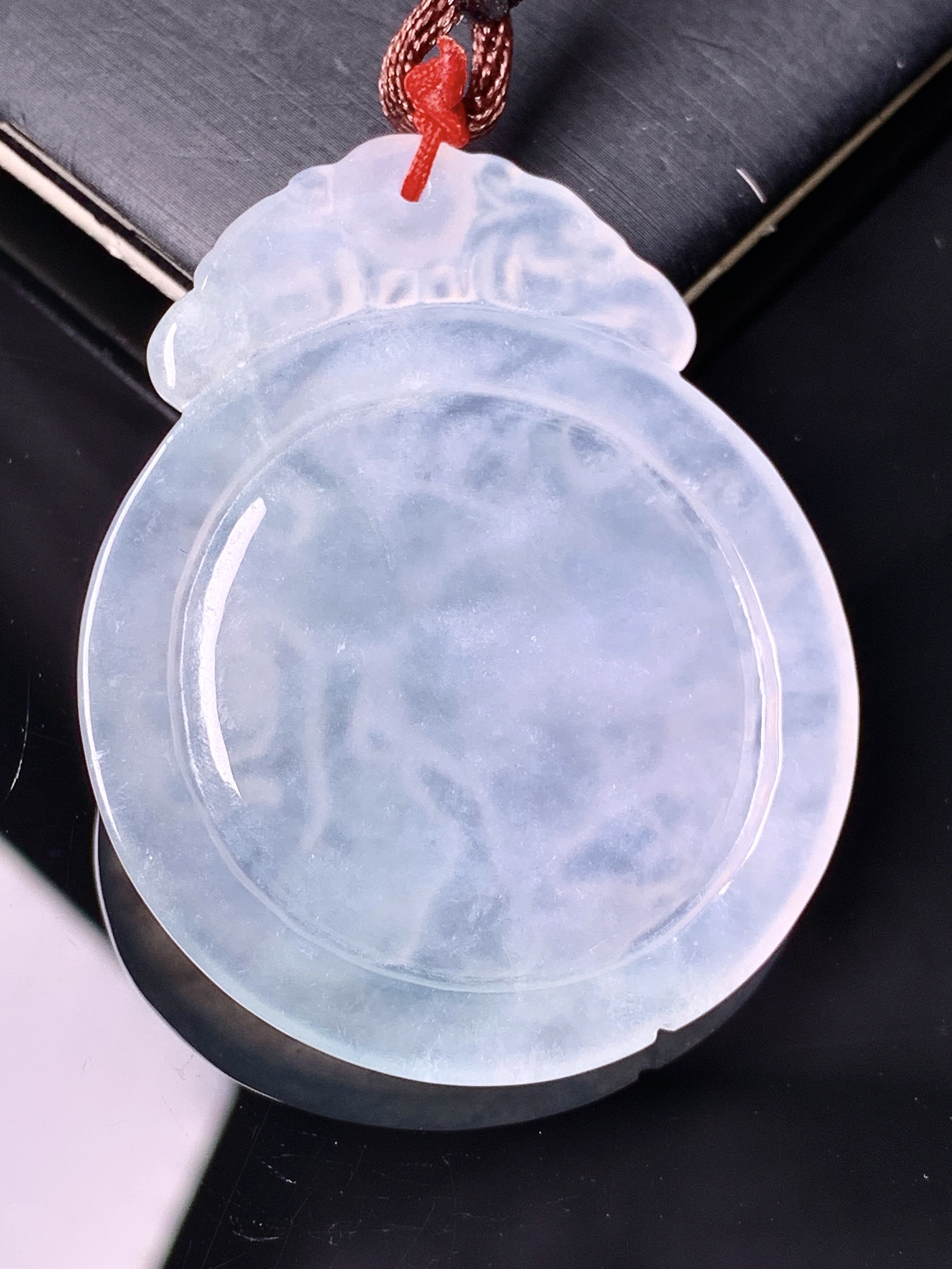 冰种麒麟牌吊坠 玉质细腻 色泽艳丽清新 水润亮眼 整体尺寸49.7*40*5.5 b2