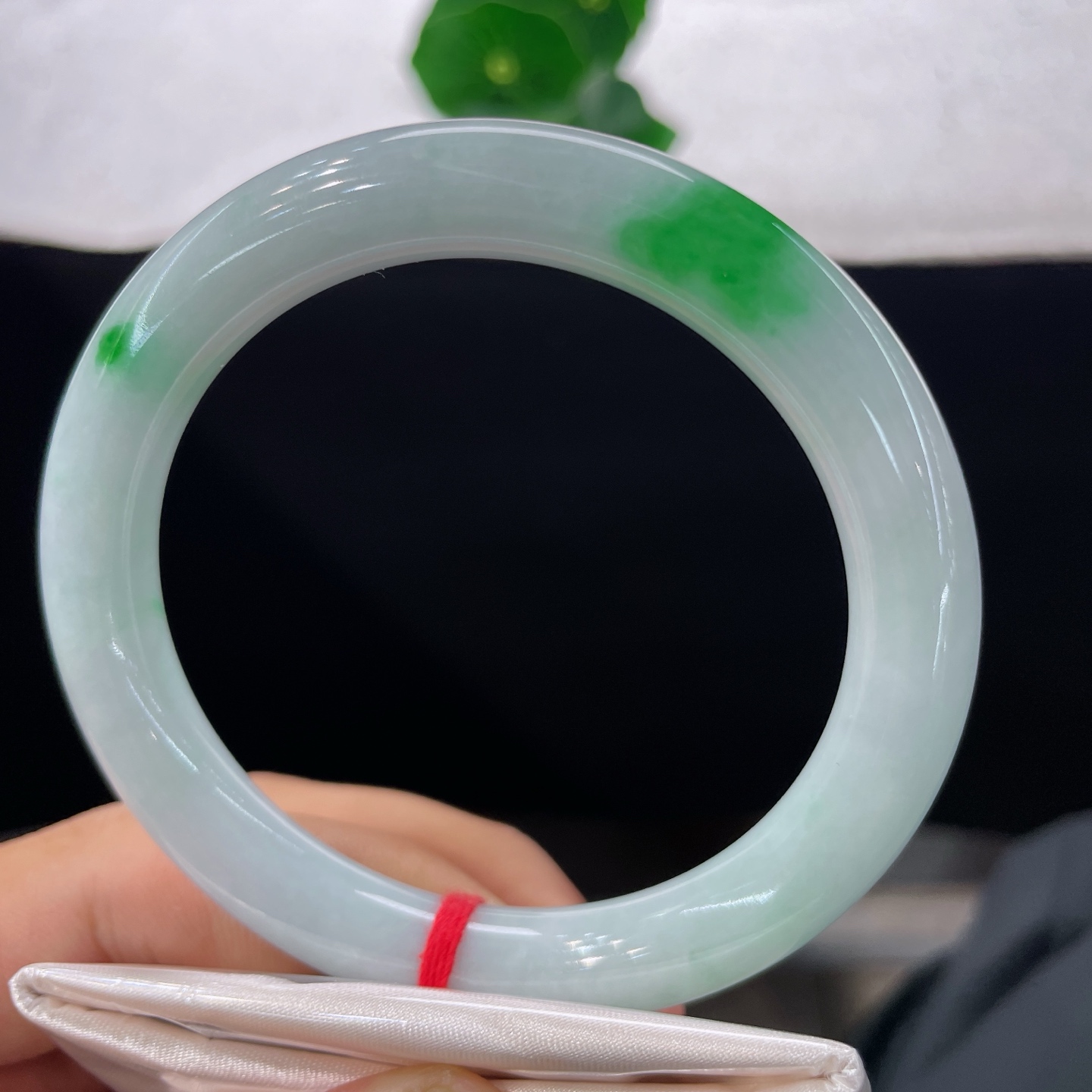 翡翠手镯 圈口57.5/9.8，白底青圆条，57/58可戴，素玉凝霜，翠落两痕，腕间静赏，无裂
