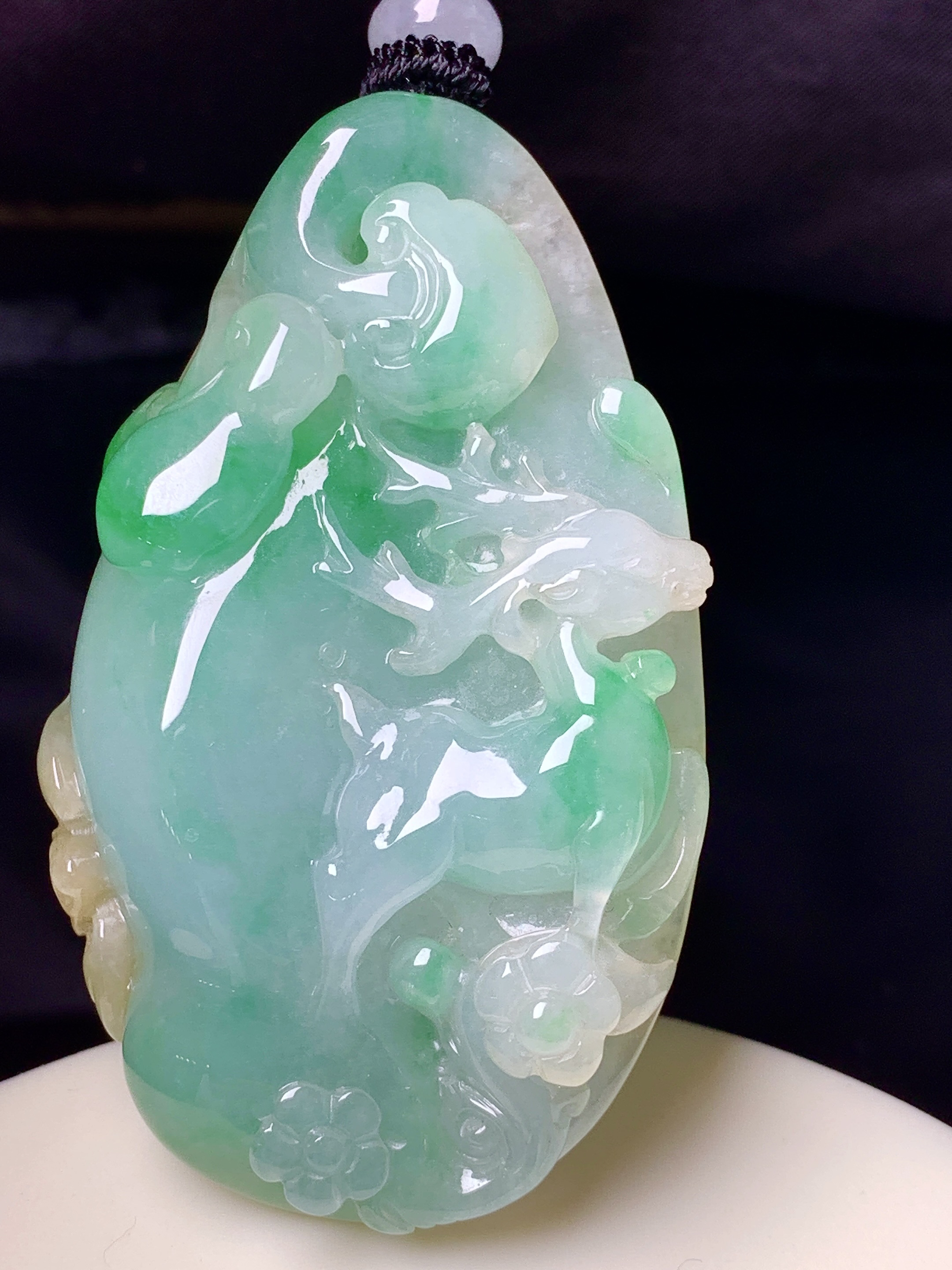 飘绿梅花鹿牌吊坠 玉质细腻 色泽艳丽清新 水润亮眼 整体尺寸55.2*32.8*11.5 L1