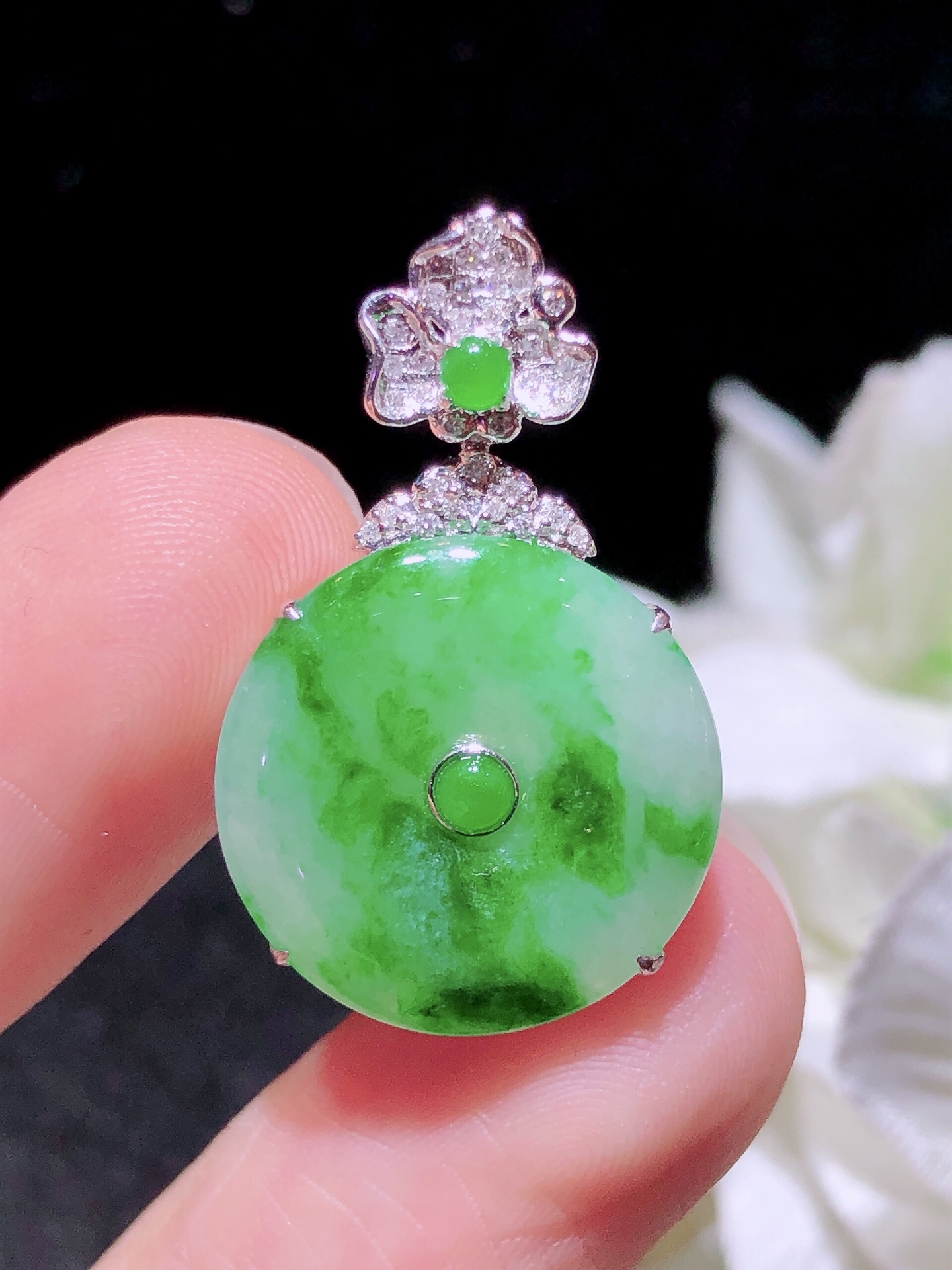 18K金镶冰飘绿平安扣吊坠，无裂，水润色艳，品相饱满，配送银链苹果拍摄，实物更好看，16.5-16.5-2.4