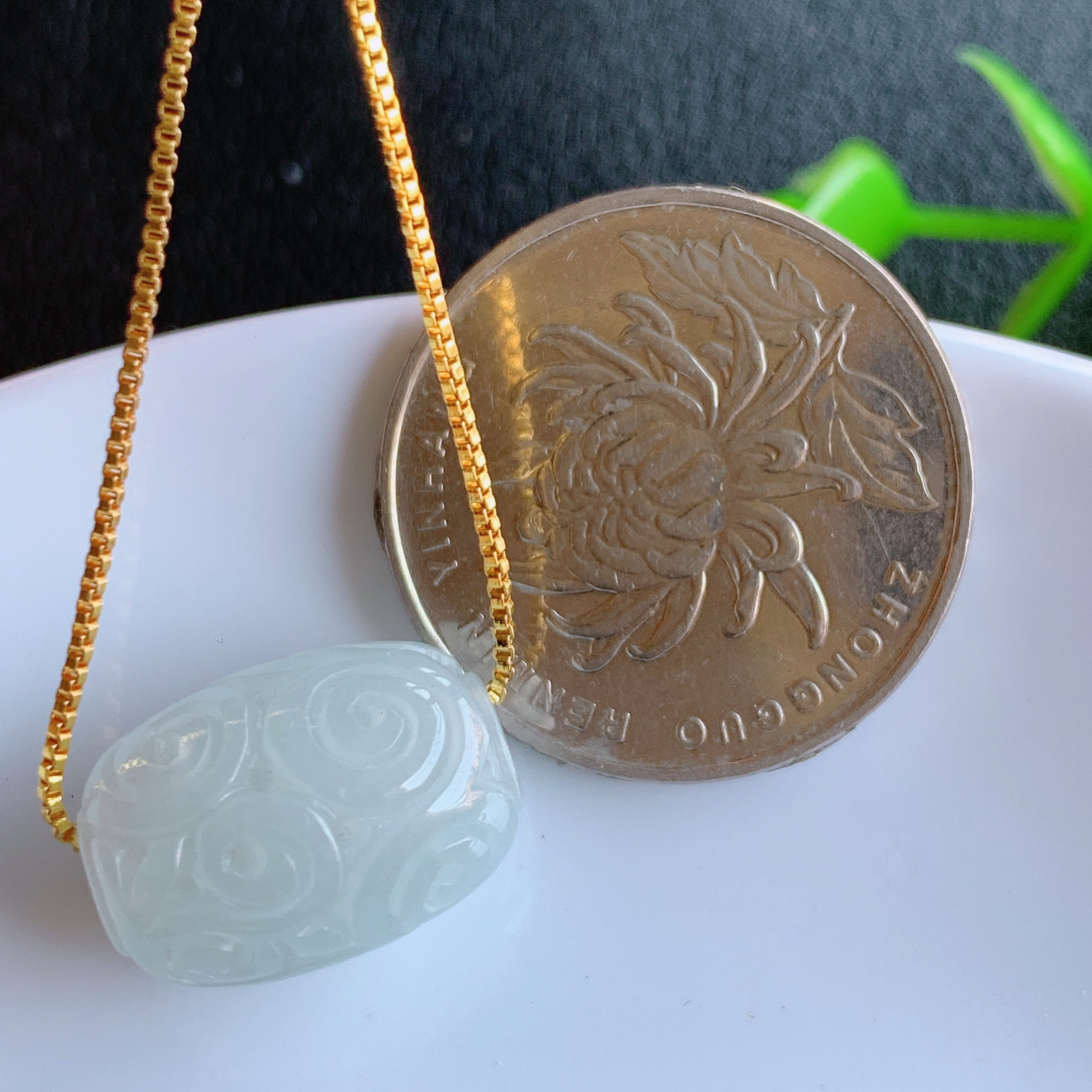 冰润紫精雕路路通翡翠吊坠  款式新颖时尚，日常百搭的款。满满的份量感 清秀高雅，上身效果优雅迷人！性价比超值  W415.14 尺寸：17-12mm