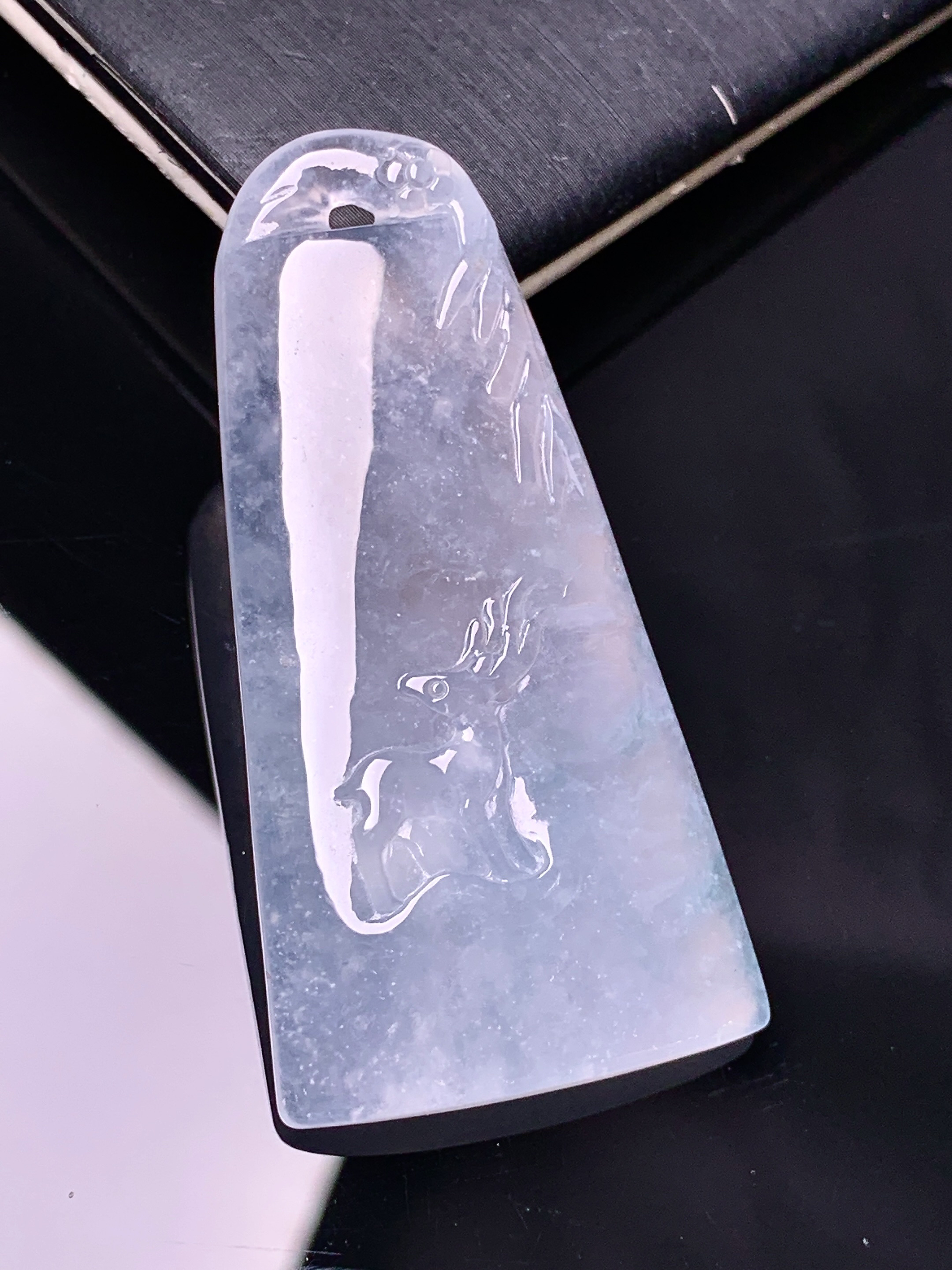 冰种鹿牌吊坠 玉质细腻 色泽艳丽清新 水润亮眼 整体尺寸49*24.8*5.5 y5