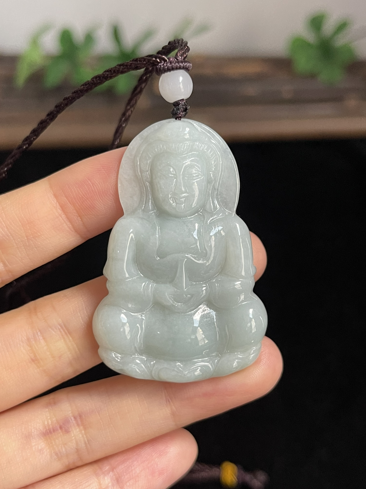 翡翠糯化种淡绿色吊坠，配珠未测