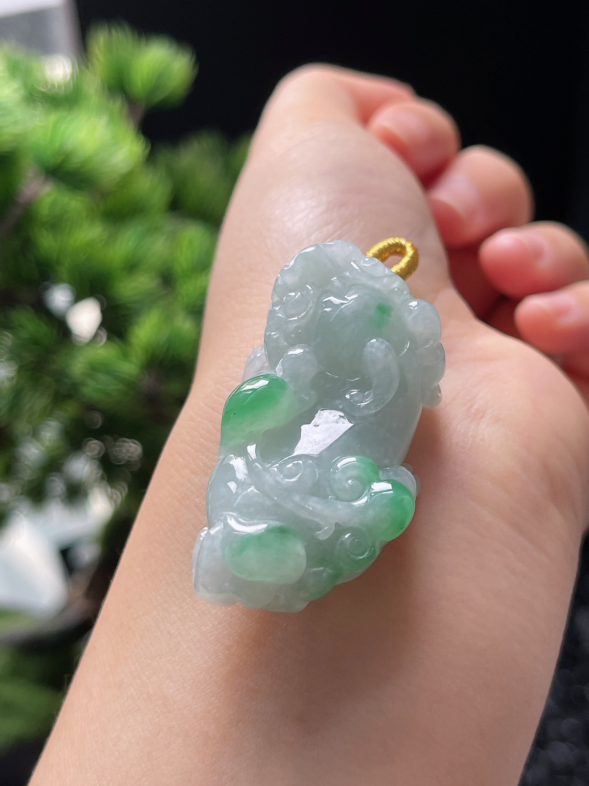 翡翠糯化种飘绿貔貅挂件