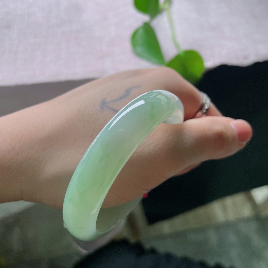 51.8/12.1/7.7，飘绿正圈，一点棉线，玉质冰润清透，翠色由浅至柔缓缓晕染，恰似山间一泓清泉，清润治愈。ss56939a
