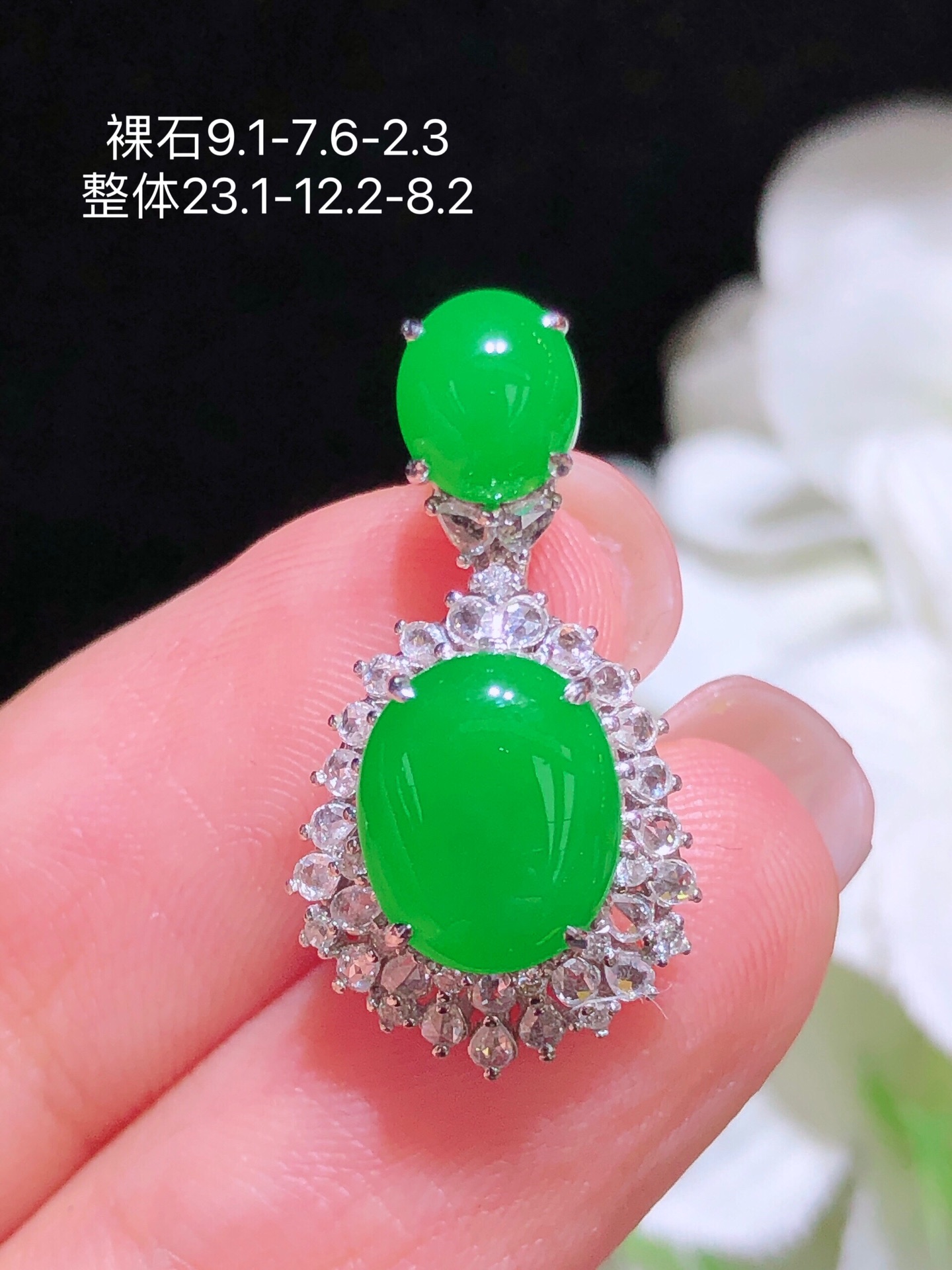 18k金镶 阳绿蛋面吊坠 无裂 水润色艳 品相饱满 配送银链苹果拍摄，实物更好看，23.1-12.2-8.2