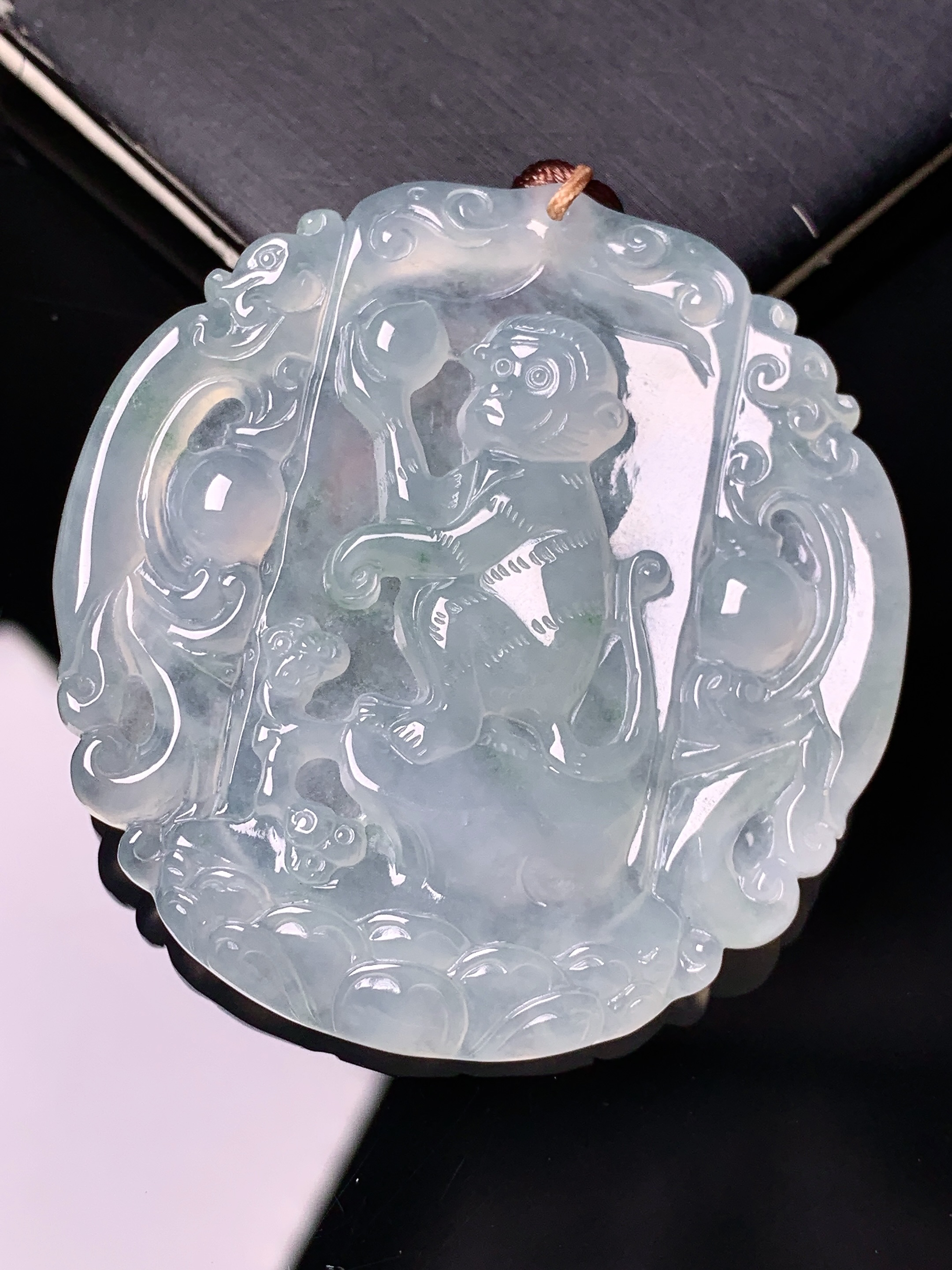 冰种生肖猴子吊坠 玉质细腻 色泽艳丽清新 水润亮眼 整体尺寸49*46.5*5.5 b2