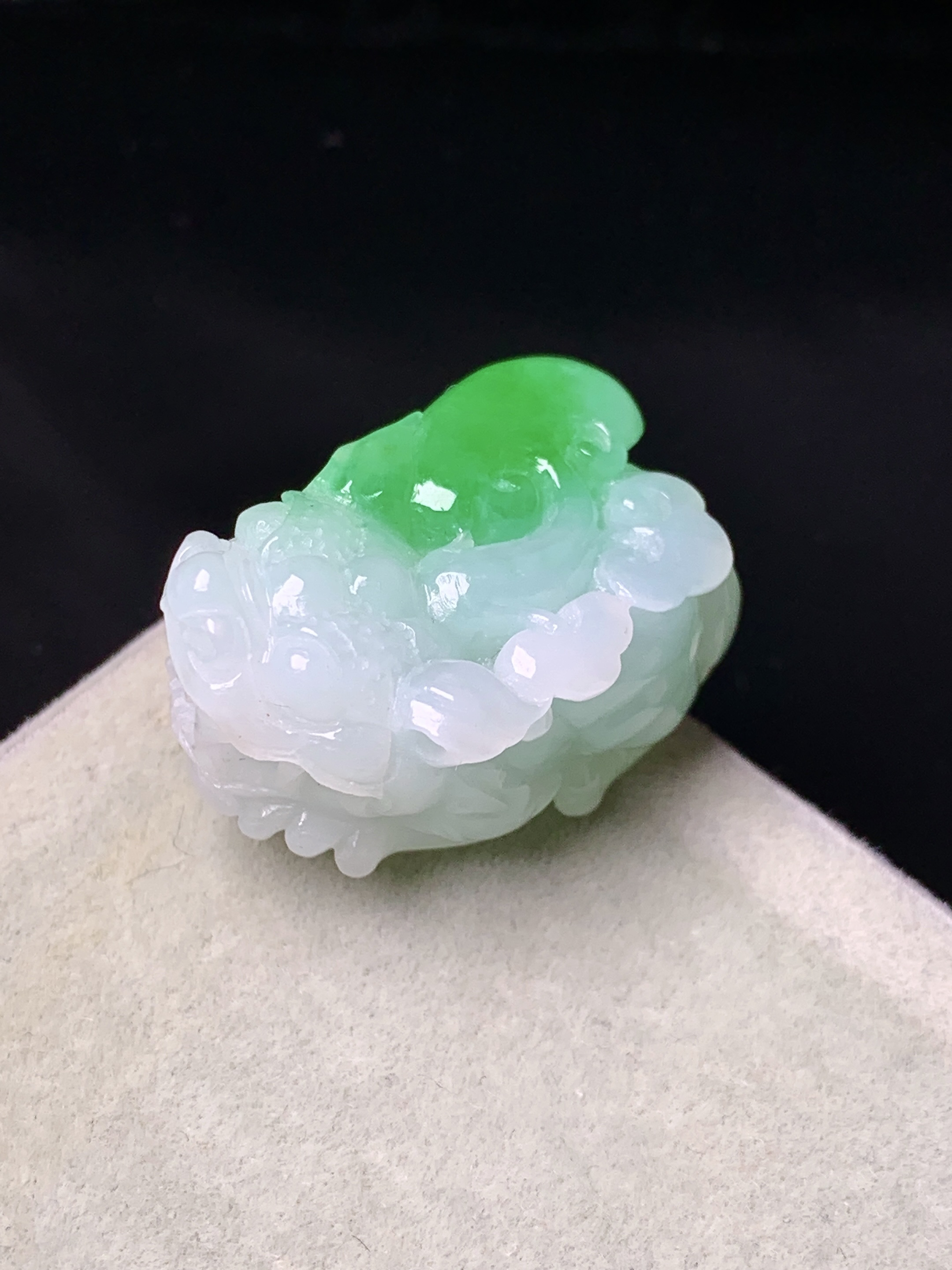 飘绿貔貅吊坠 玉质细腻 色泽艳丽清新 水润亮眼 整体尺寸27*17.2*12.5 c4