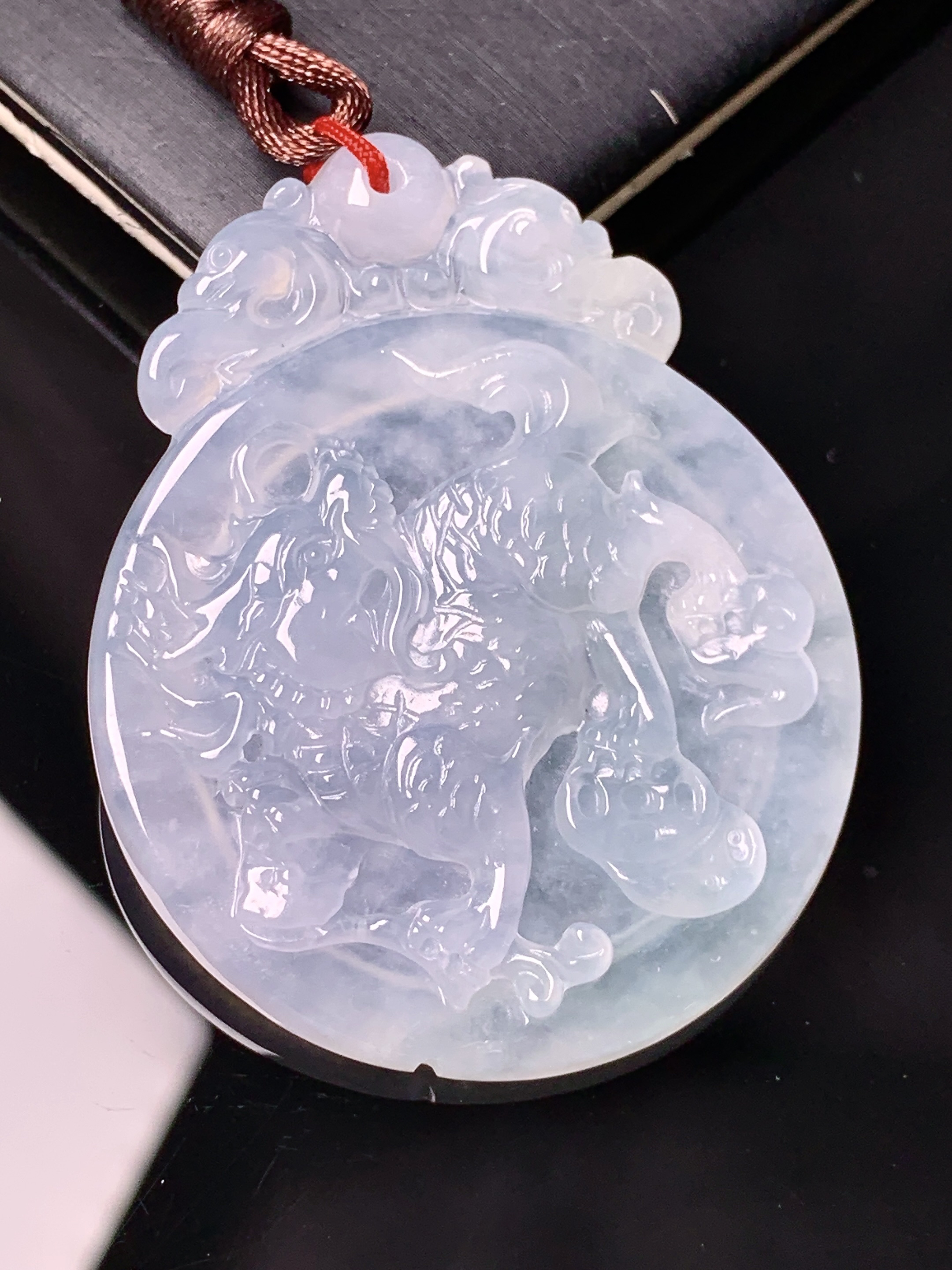 冰种麒麟牌吊坠 玉质细腻 色泽艳丽清新 水润亮眼 整体尺寸49.7*40*5.5 b2