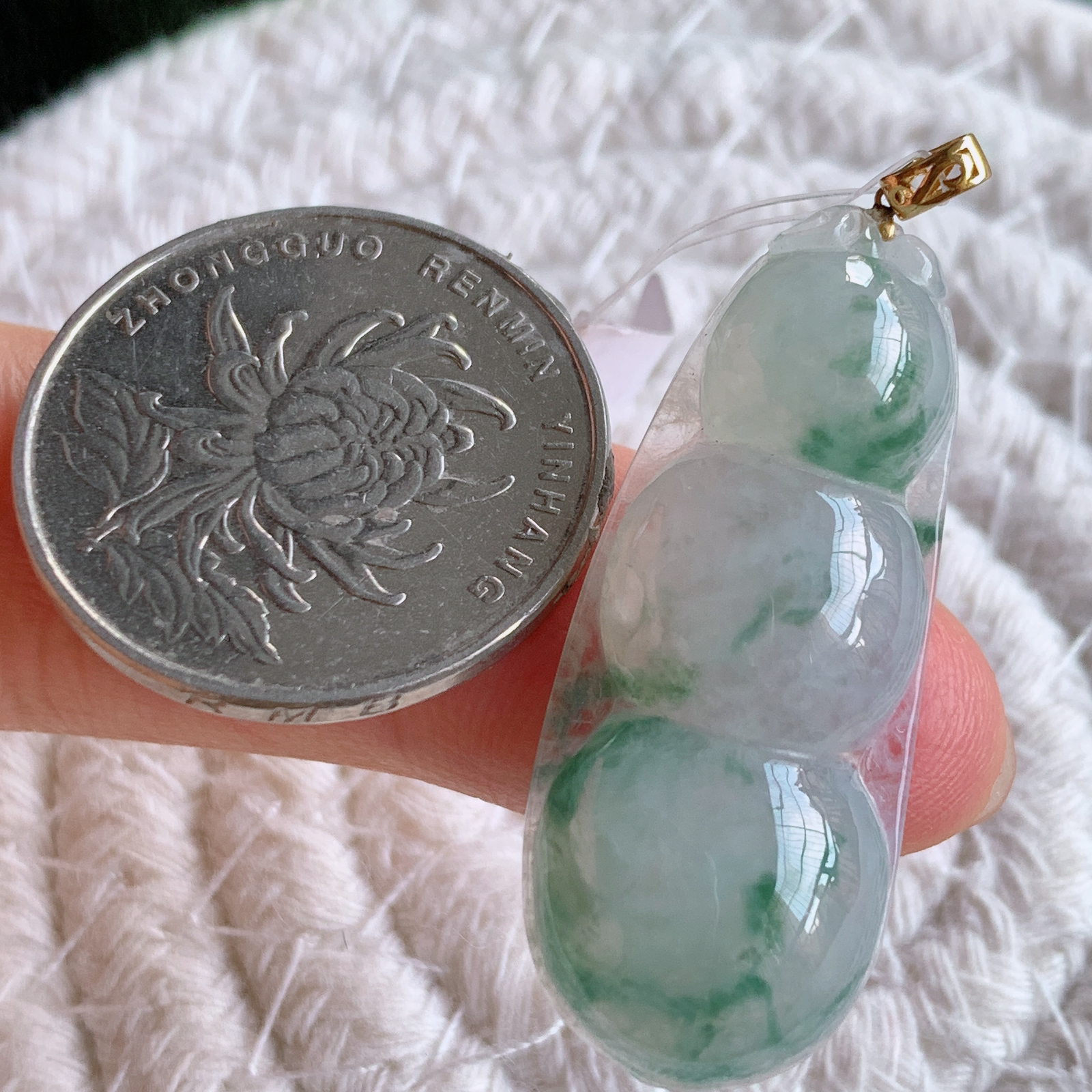 18k金扣冰润飘花福豆翡翠挂件，老种飘花  冰清玉洁  胶感十足  寓意“四季平安，福气满满”颜色鲜艳，清新自然，饱满通透   W49.14  尺寸：36-15-6.5mm