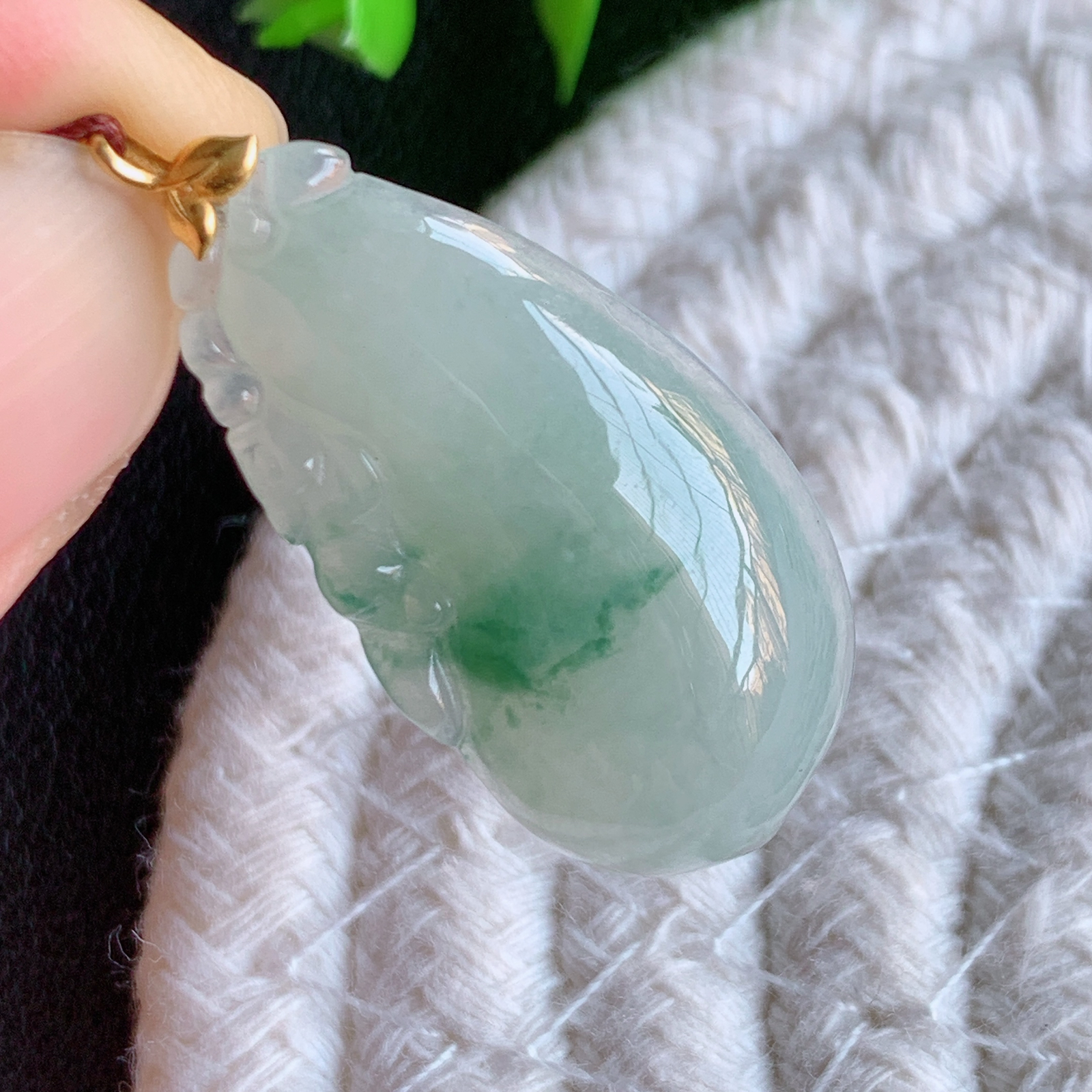 18k金扣冰润飘花福瓜翡翠吊坠，呱呱来财，福气满满的美好寓意，清新自然  沁人心脾，造型独特，清秀高雅  W415.14 尺寸：30.6-16.2-5.8mm