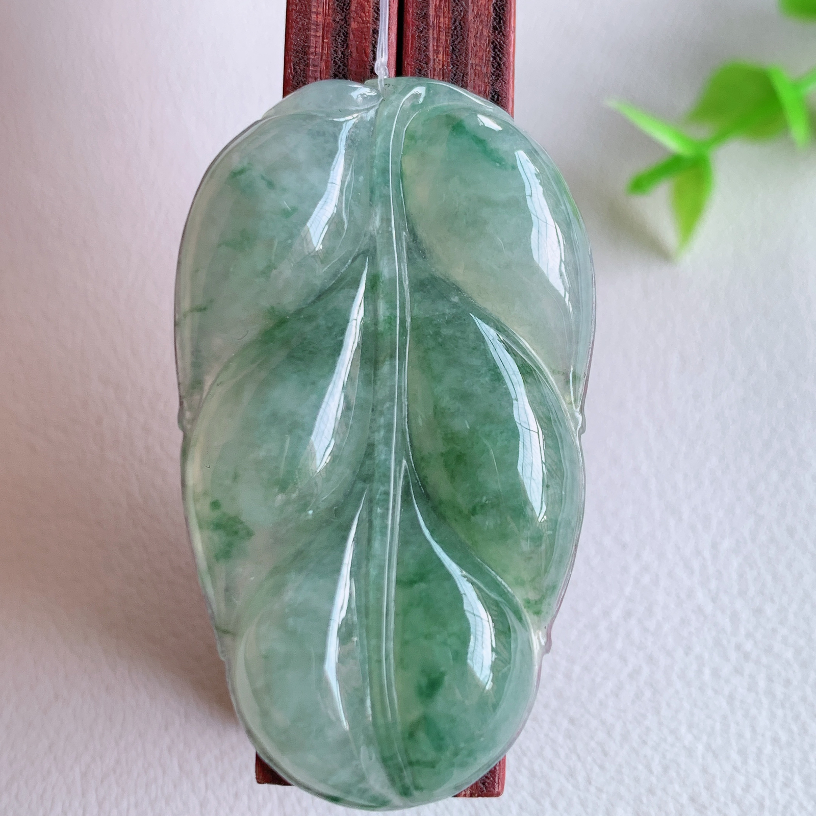 冰润飘花金枝玉叶翡翠吊坠  老种起胶感  飘花灵动  寓意“金枝玉叶，大业有成，一夜成名”  饱满大气，水润通透。W49.17 尺寸：42.8-25-6mm