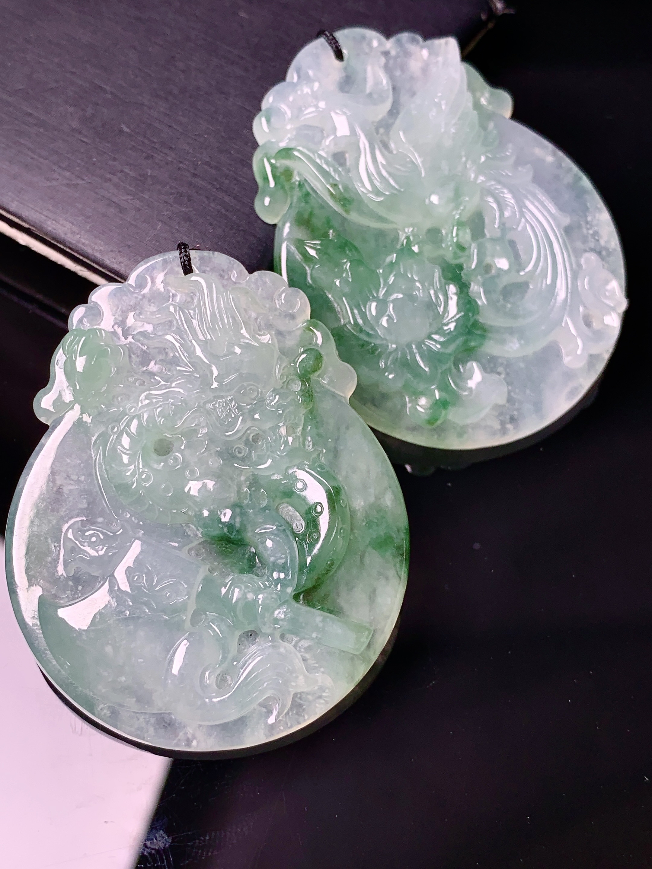 飘绿龙凤呈祥吊坠 玉质细腻 色泽艳丽清新 水润亮眼 整体尺寸47.5*37.2*5.6 b2