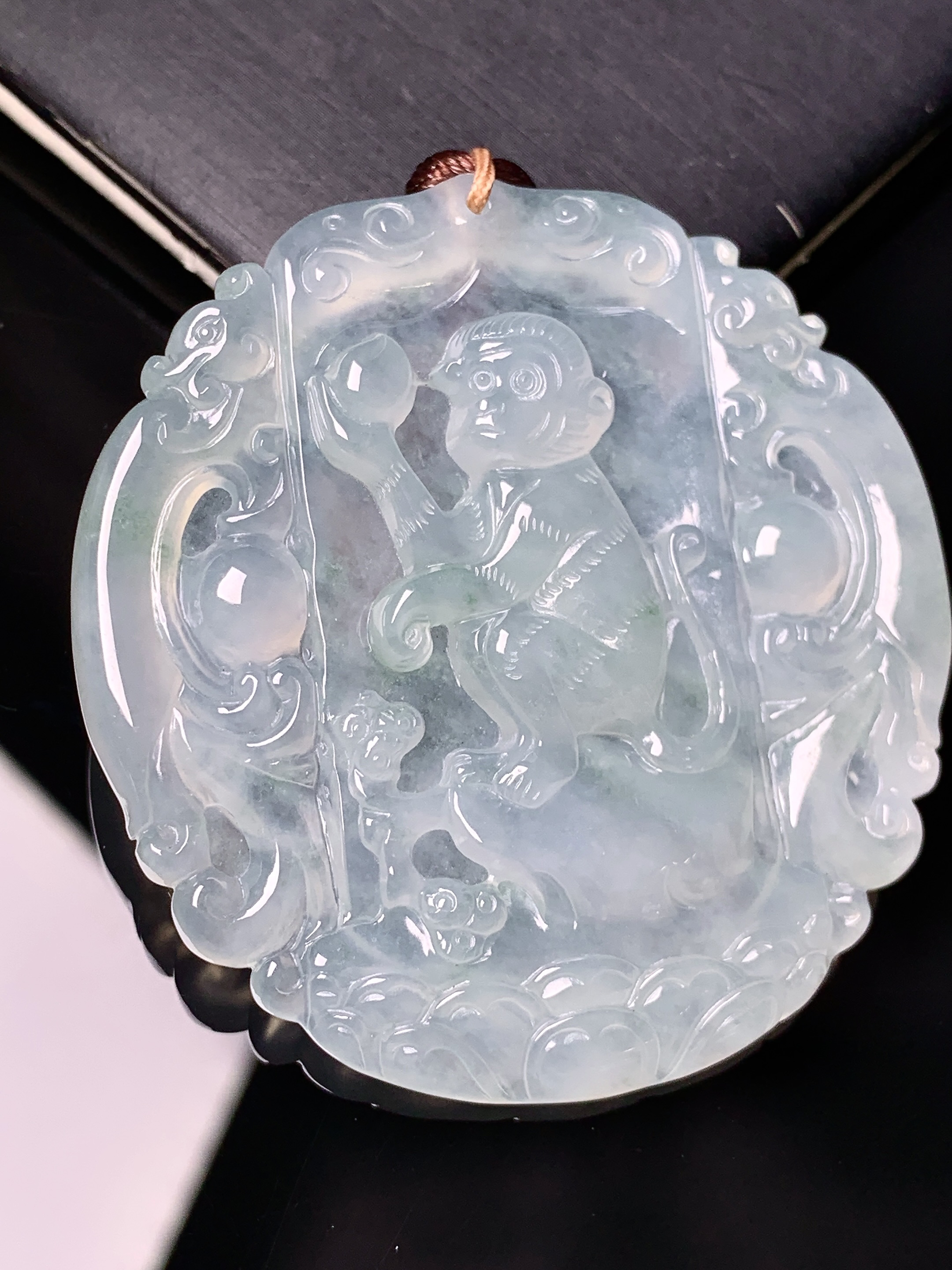 冰种生肖猴子吊坠 玉质细腻 色泽艳丽清新 水润亮眼 整体尺寸49*46.5*5.5 b2