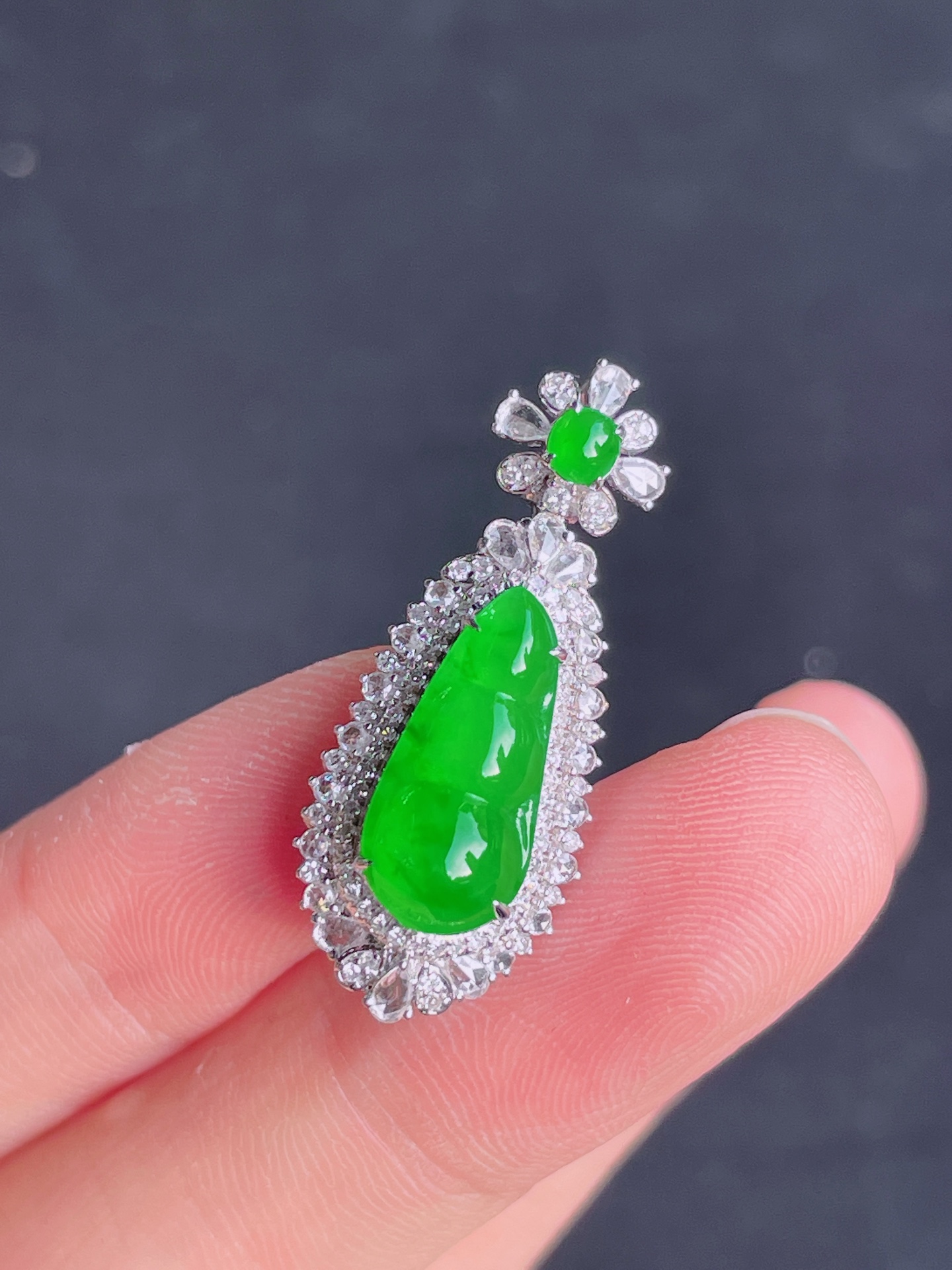 高冰绿福豆吊坠，晶莹剔透，新颖时尚，品相，16-7.5-4