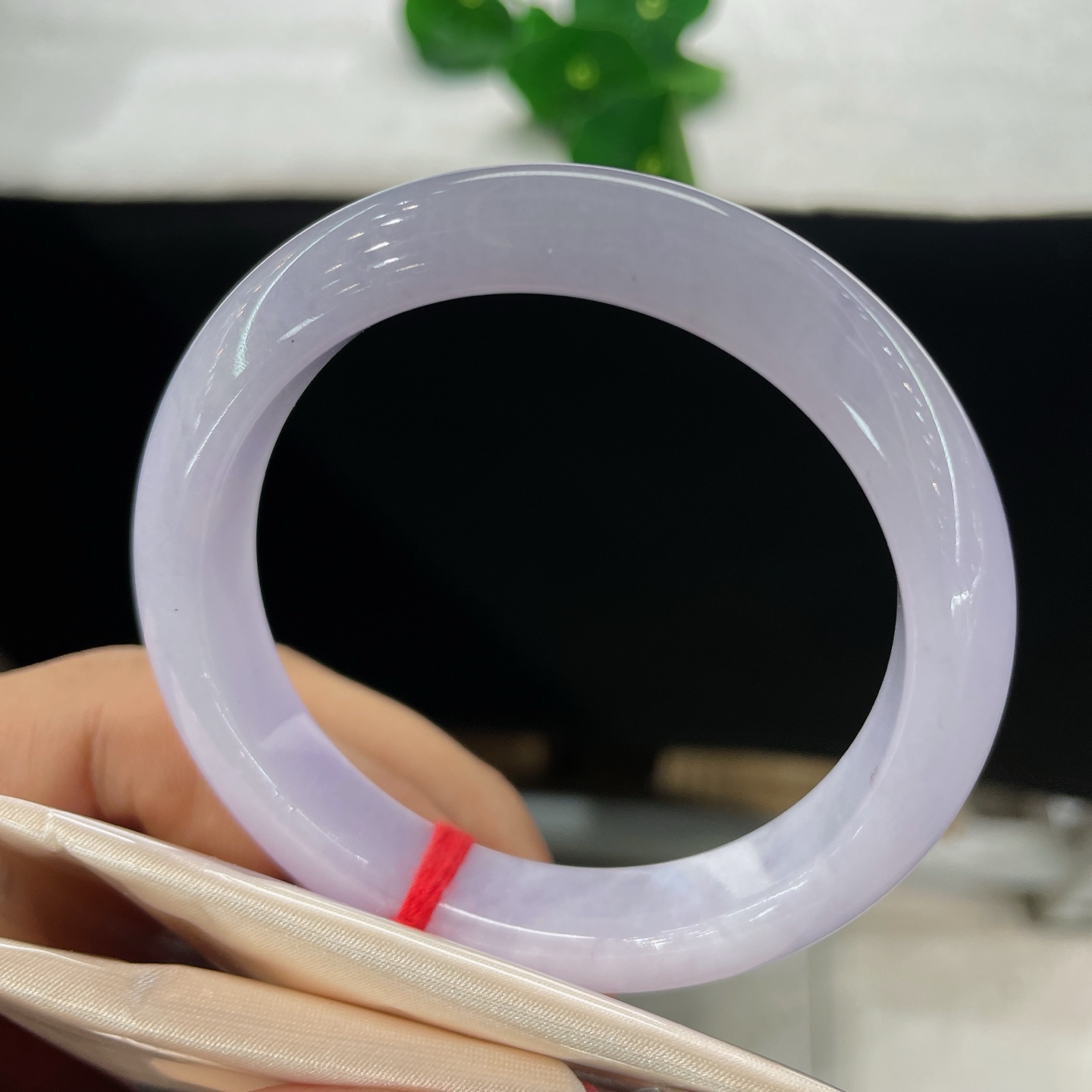 翡翠手镯 圈口54/11.5/8，正圈，53/54可戴，仿若淡烟染紫霞，匀润柔润的紫色漫裹镯身，质地细腻。细微纹。