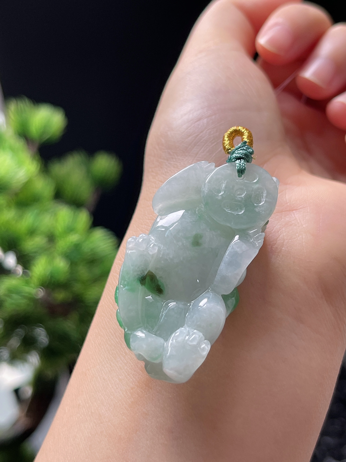 翡翠糯化种飘绿貔貅挂件
