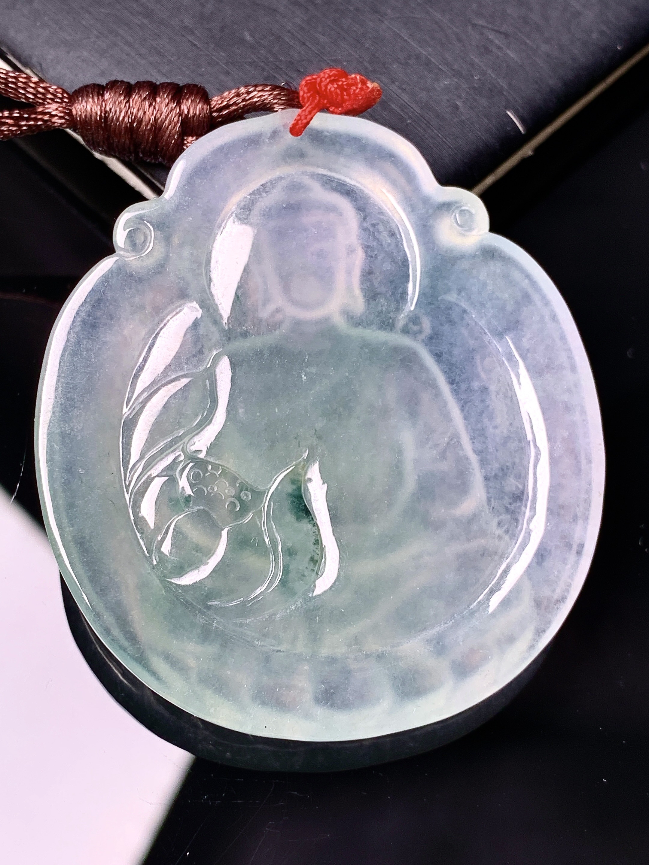 冰种观音菩萨吊坠 玉质细腻 色泽艳丽清新 水润亮眼 整体尺寸48.8*43*5.2 b2