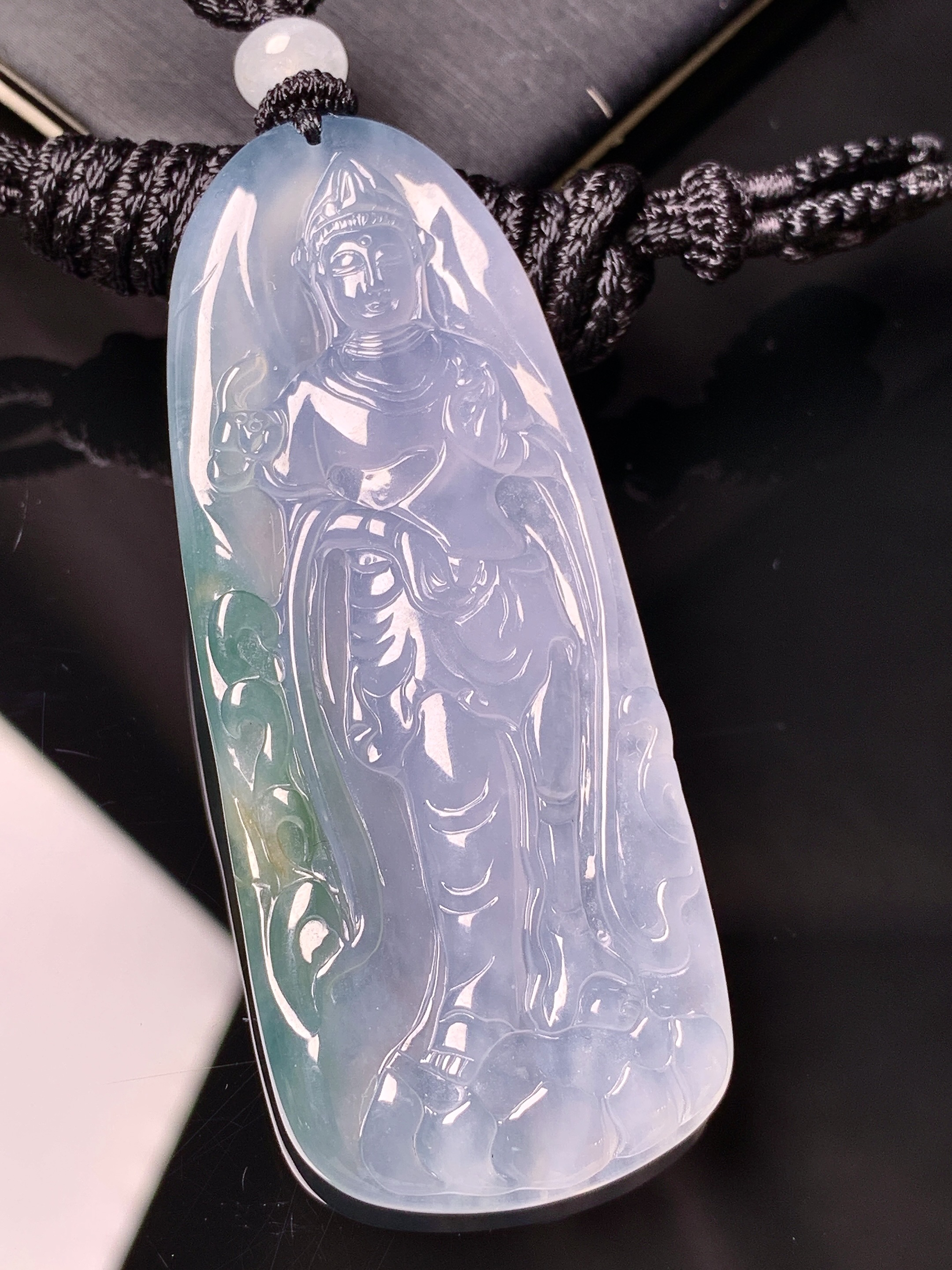 飘绿观音菩萨吊坠 玉质细腻 色泽艳丽清新 水润亮眼 整体尺寸64*25.8*5.2 L1