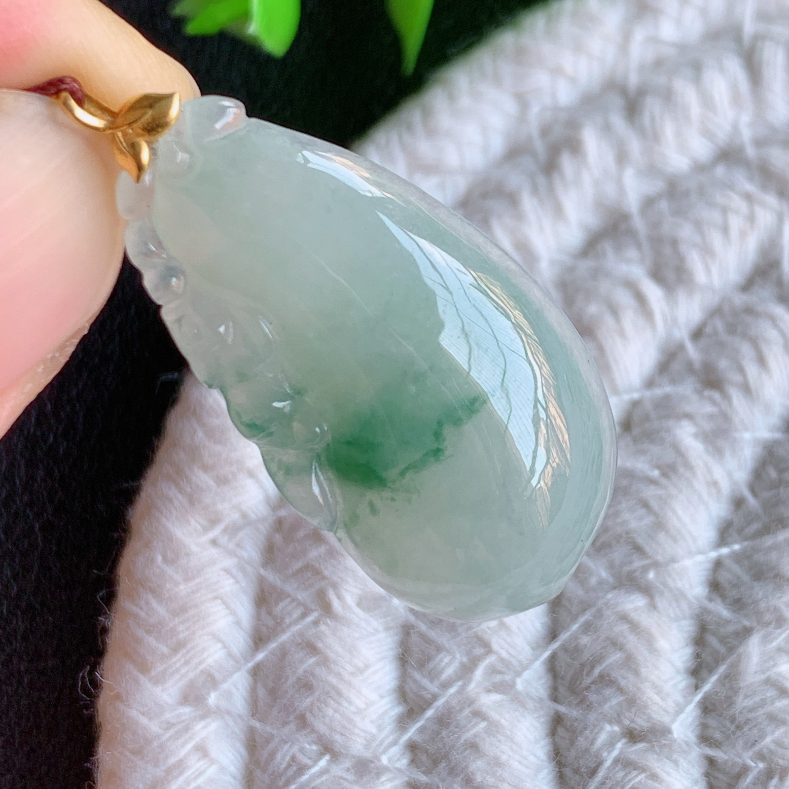 18k金扣冰润飘花福瓜翡翠吊坠，呱呱来财，福气满满的美好寓意，清新自然  沁人心脾，造型独特，清秀高雅  W415.14 尺寸：30.6-16.2-5.8mm