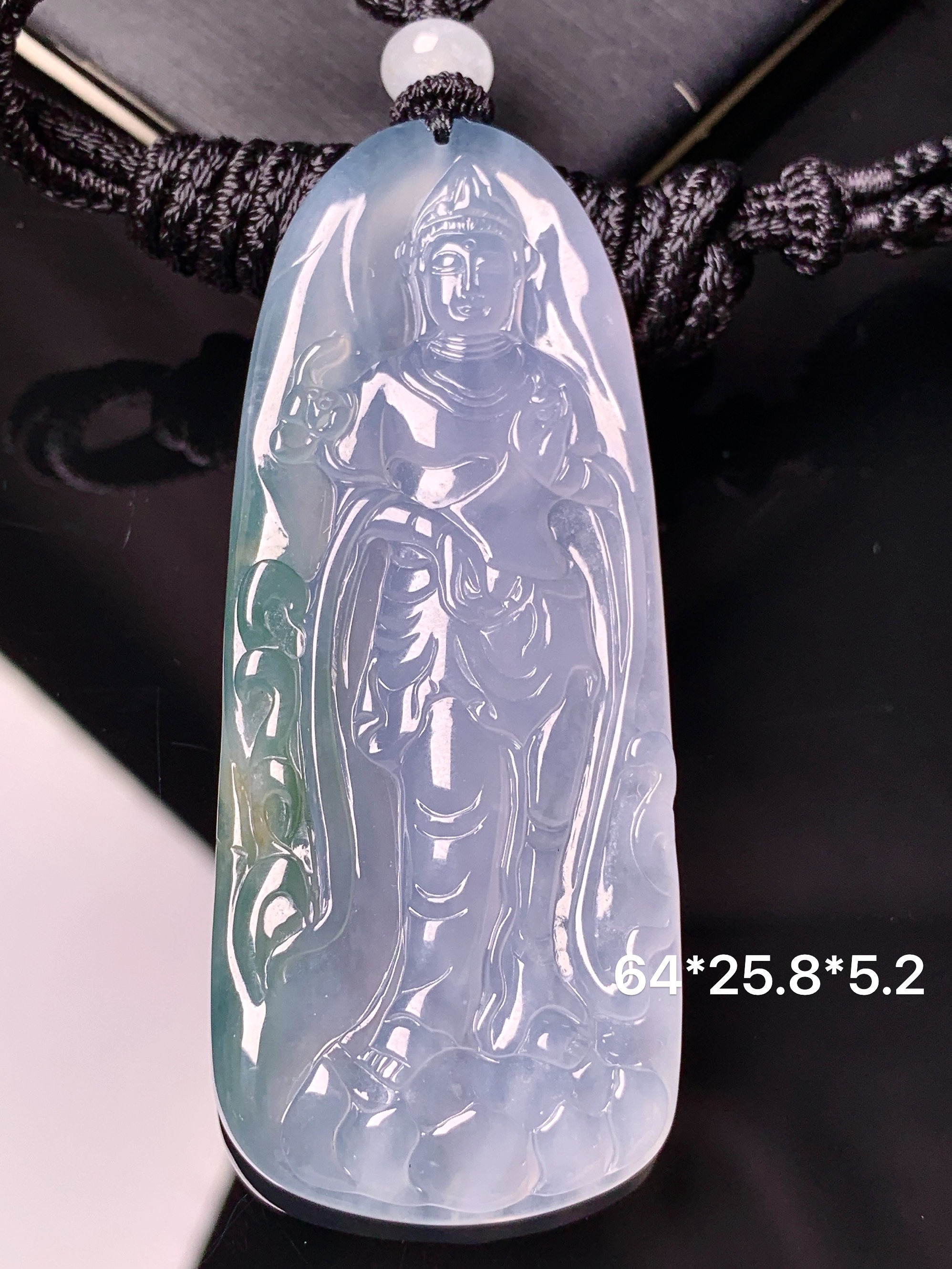 飘绿观音菩萨吊坠 玉质细腻 色泽艳丽清新 水润亮眼 整体尺寸64*25.8*5.2 L1
