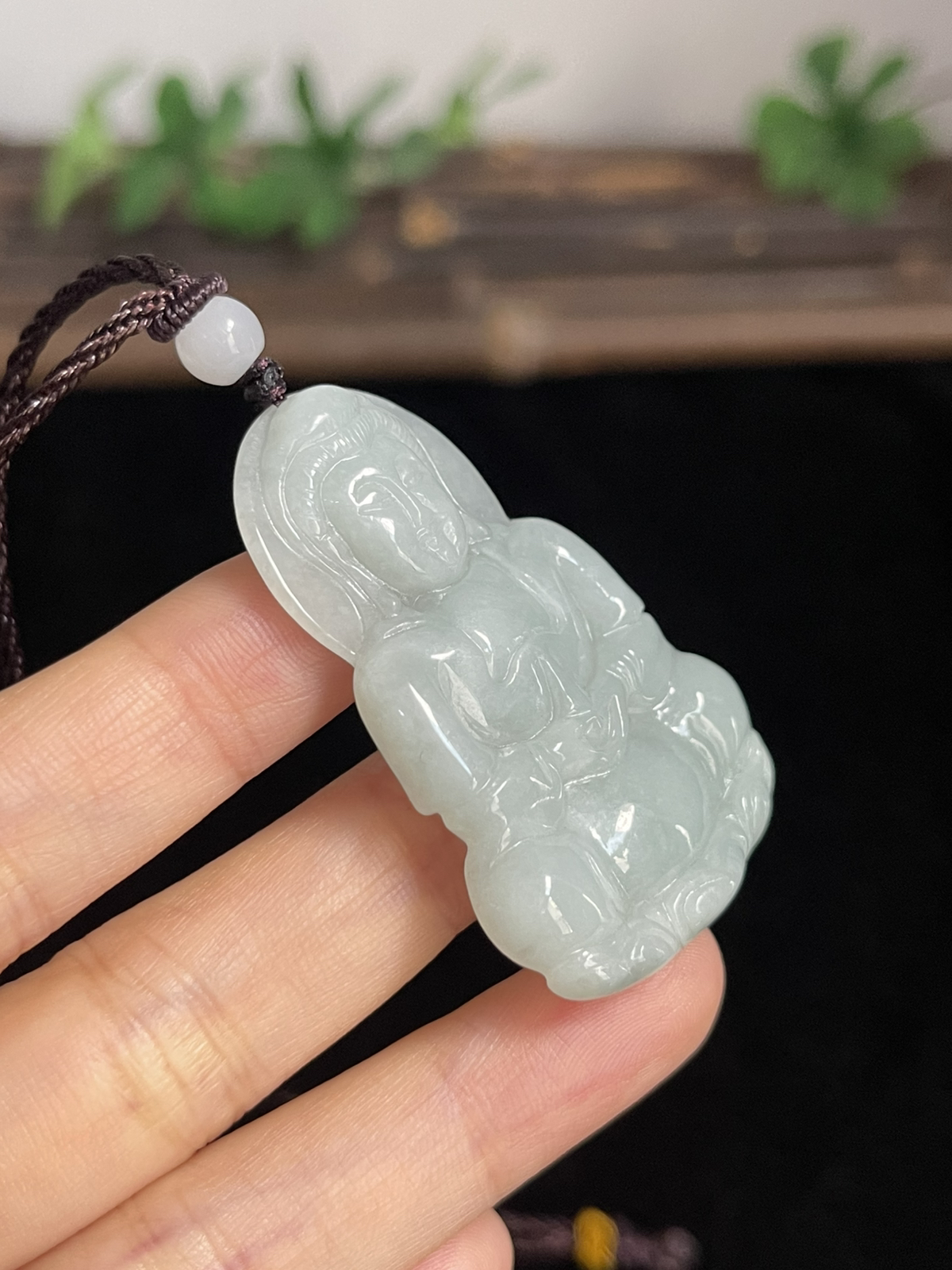 翡翠糯化种淡绿色吊坠，配珠未测