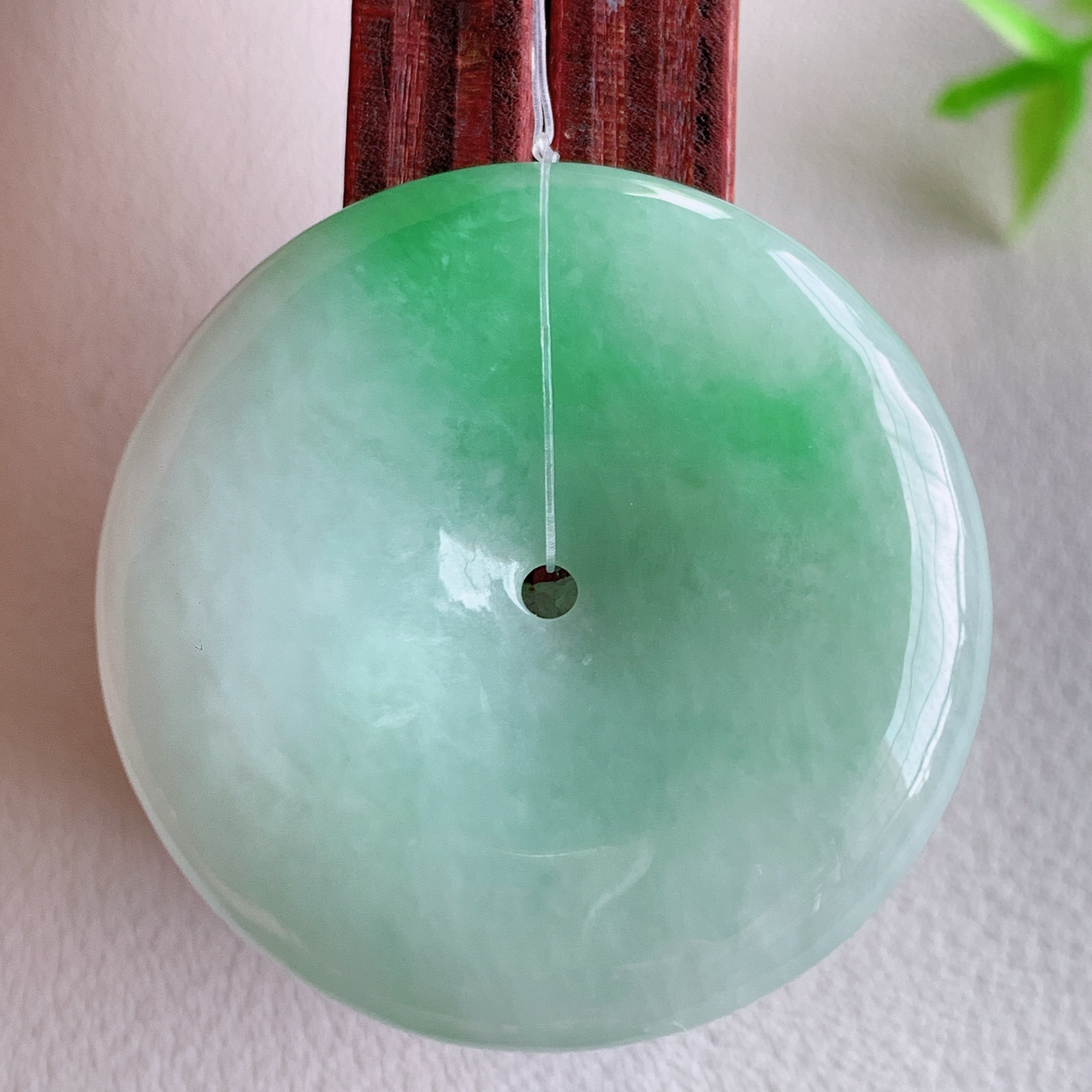 冰润飘绿平安扣吊坠，厚装饱满，冰润剔透，细腻水足，种质润泽，飘花灵动，佩戴优雅大气，W49.14 尺寸：30.8-5.2mm