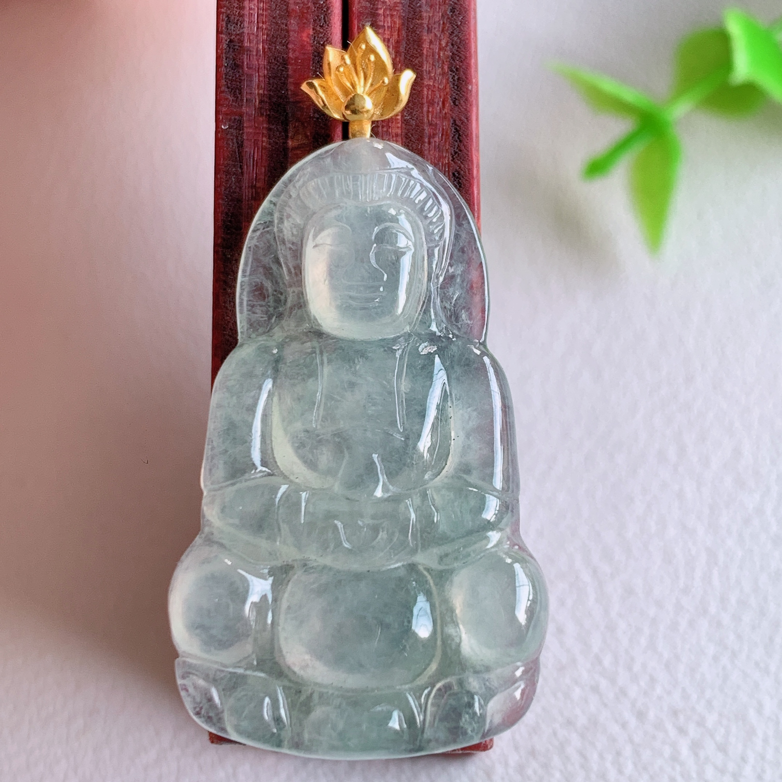 18k金扣冰润精雕观音吊坠，法相端庄大气，工艺精湛，种色浓郁，细腻饱满冰润，种老水足，收藏佳品，佩戴
