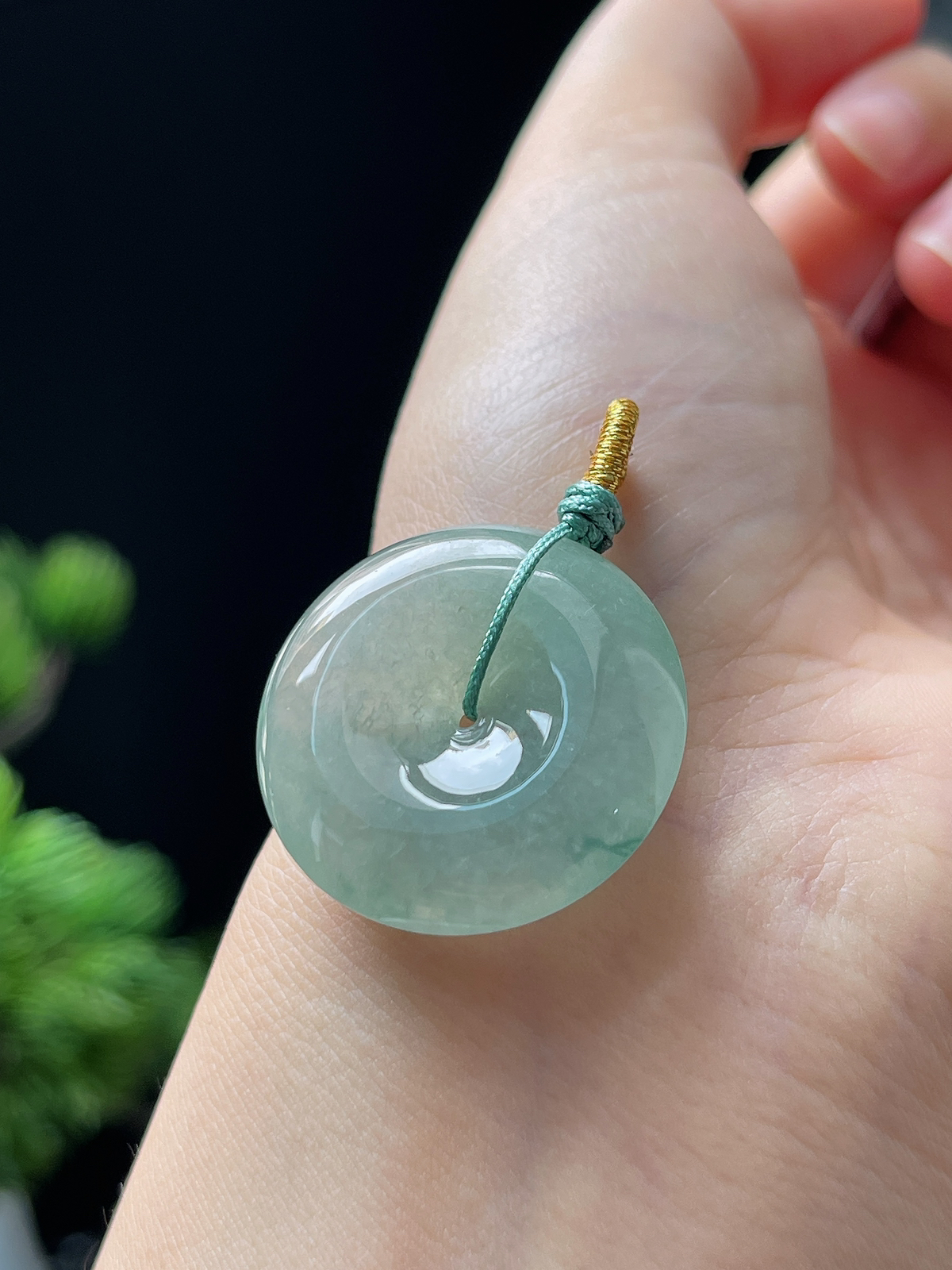 翡翠冰糯种飘绿平安扣