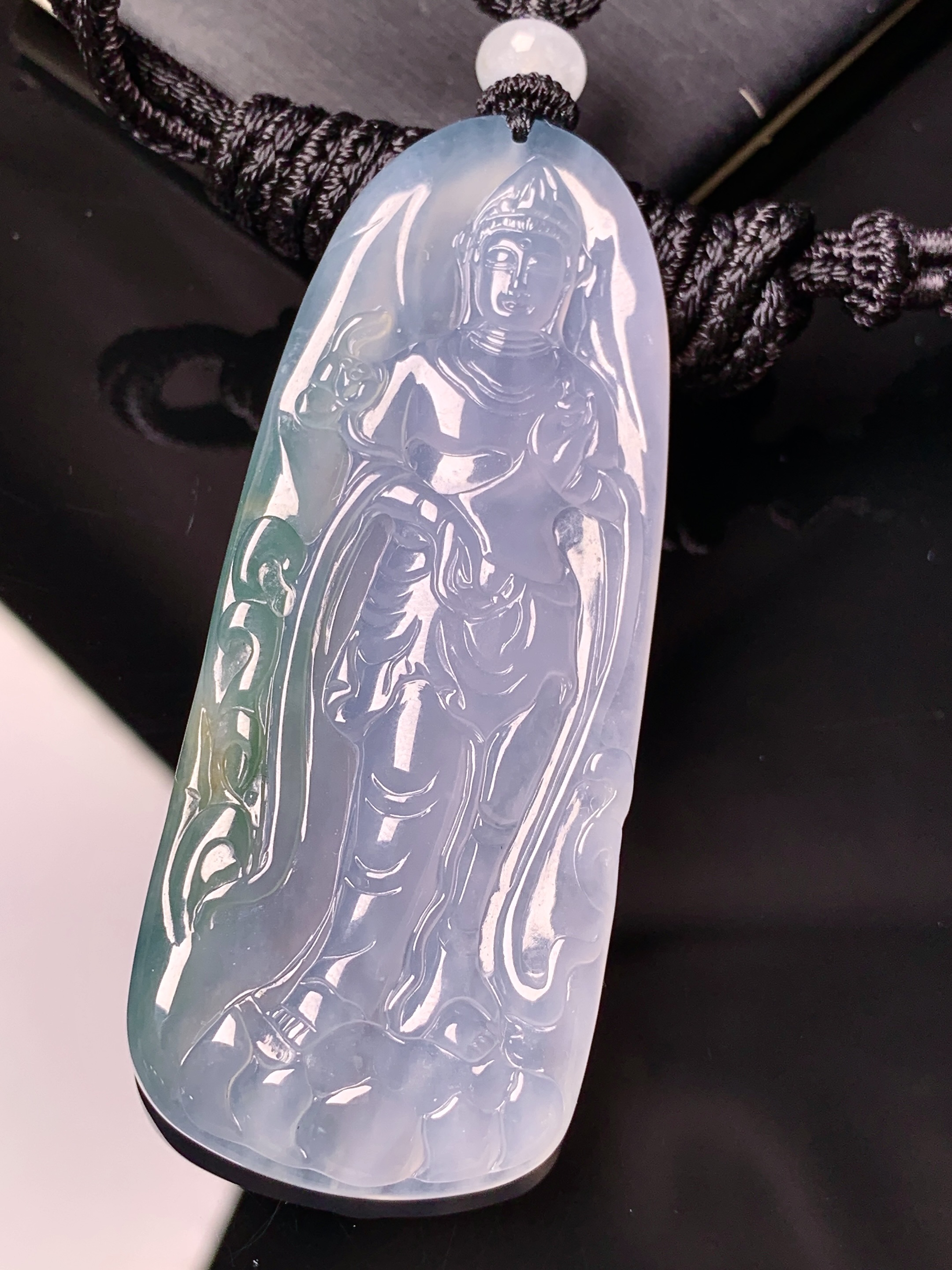 飘绿观音菩萨吊坠 玉质细腻 色泽艳丽清新 水润亮眼 整体尺寸64*25.8*5.2 L1