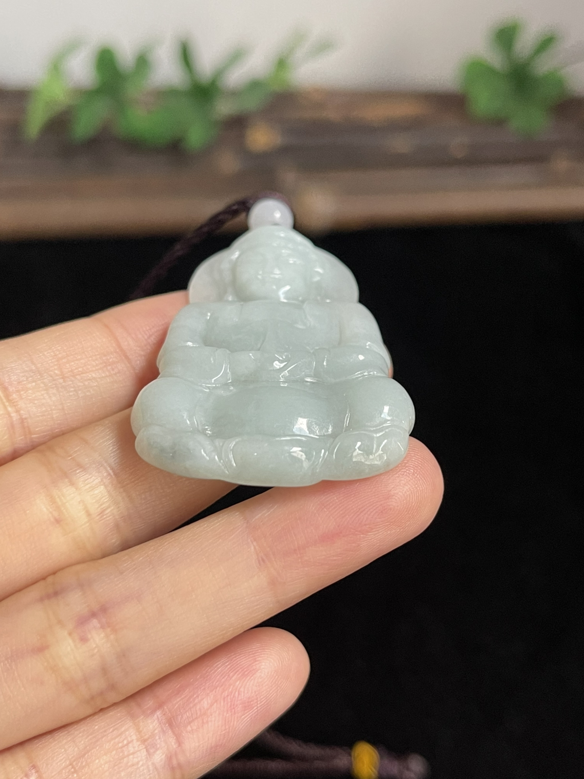 翡翠糯化种淡绿色吊坠，配珠未测