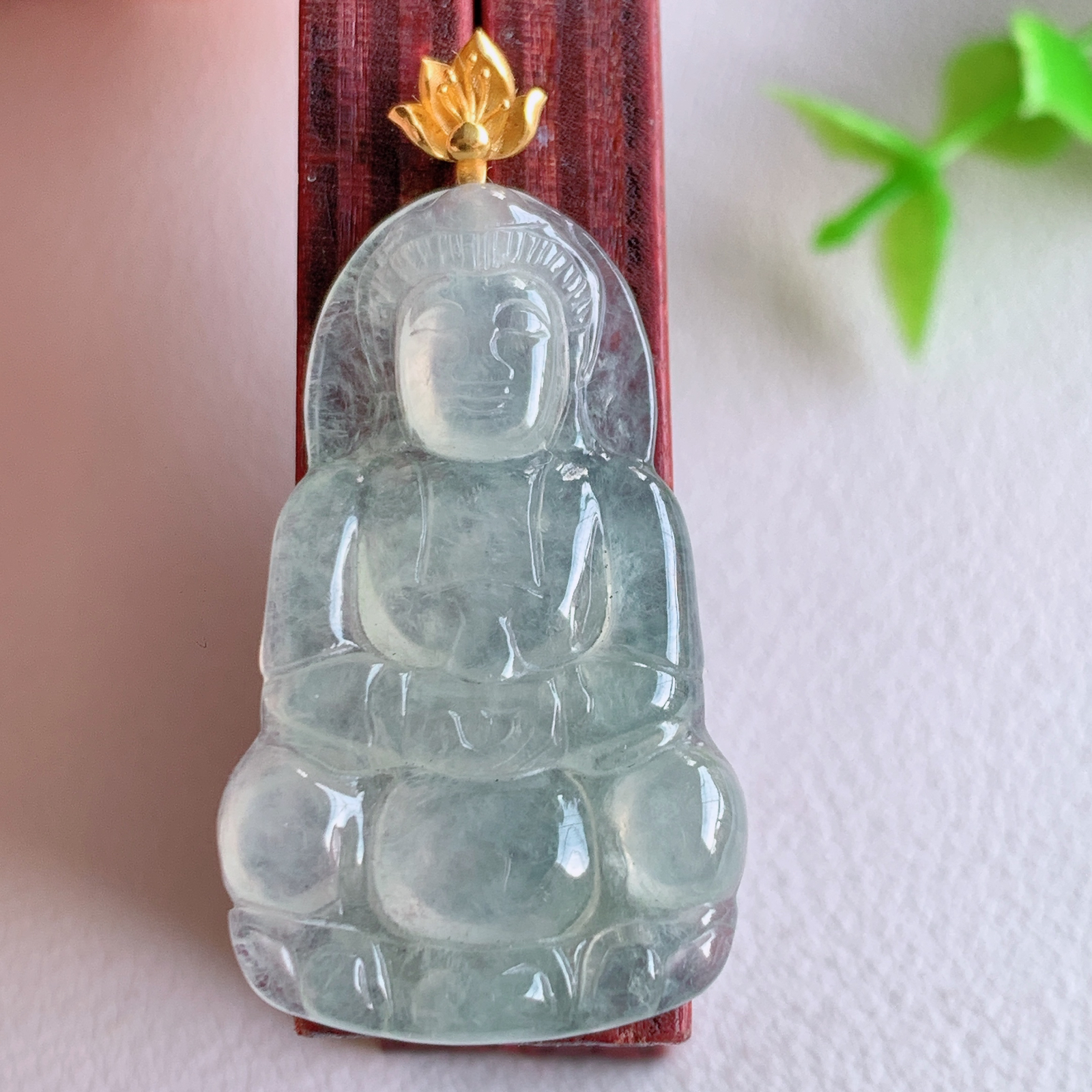 18k金扣冰润精雕观音吊坠，法相端庄大气，工艺精湛，种色浓郁，细腻饱满冰润，种老水足，收藏佳品，佩戴大气  W03.14 整体尺寸：37.5-19-3.5mm  裸石尺寸：31.3-19-3.5mm